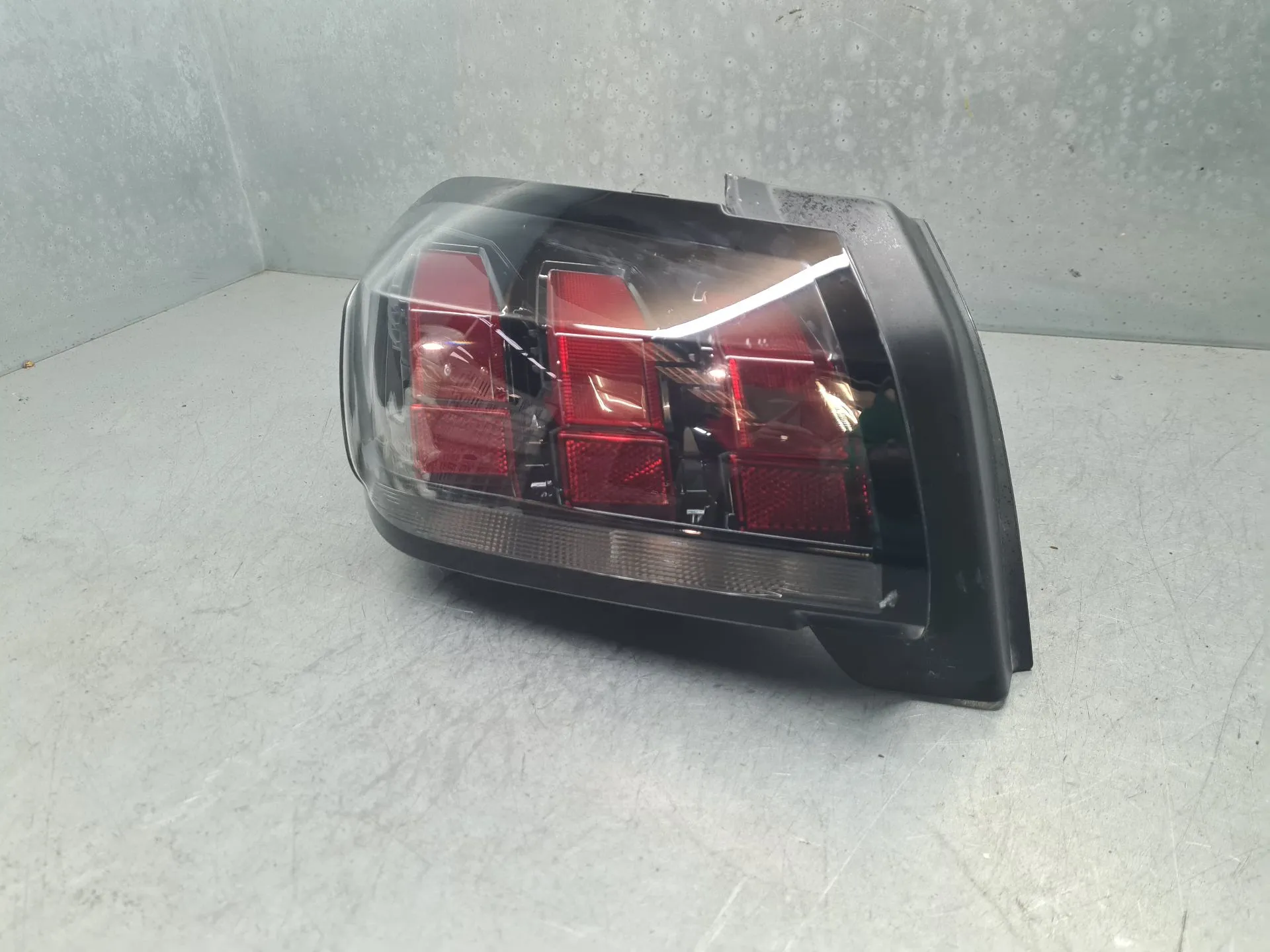 Feu arrière Gauche PEUGEOT 208 II Imagem-1