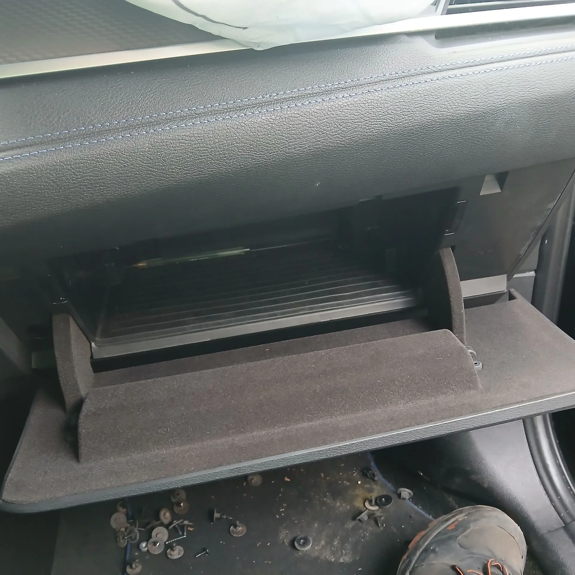 Porta luvas BMW X2 (F39) Imagem-1