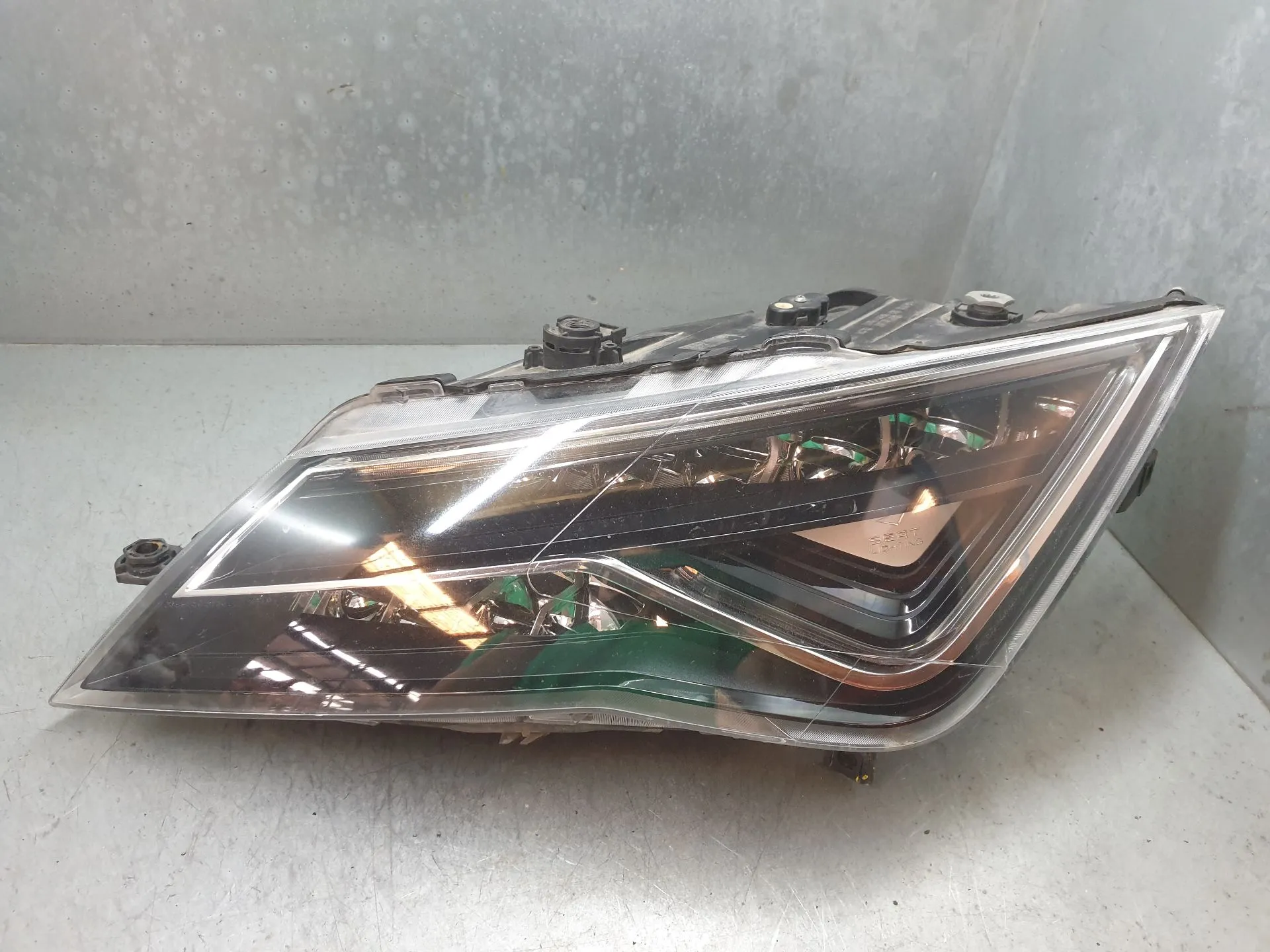 Faro anteriore sinistro SEAT Leon (5F1)