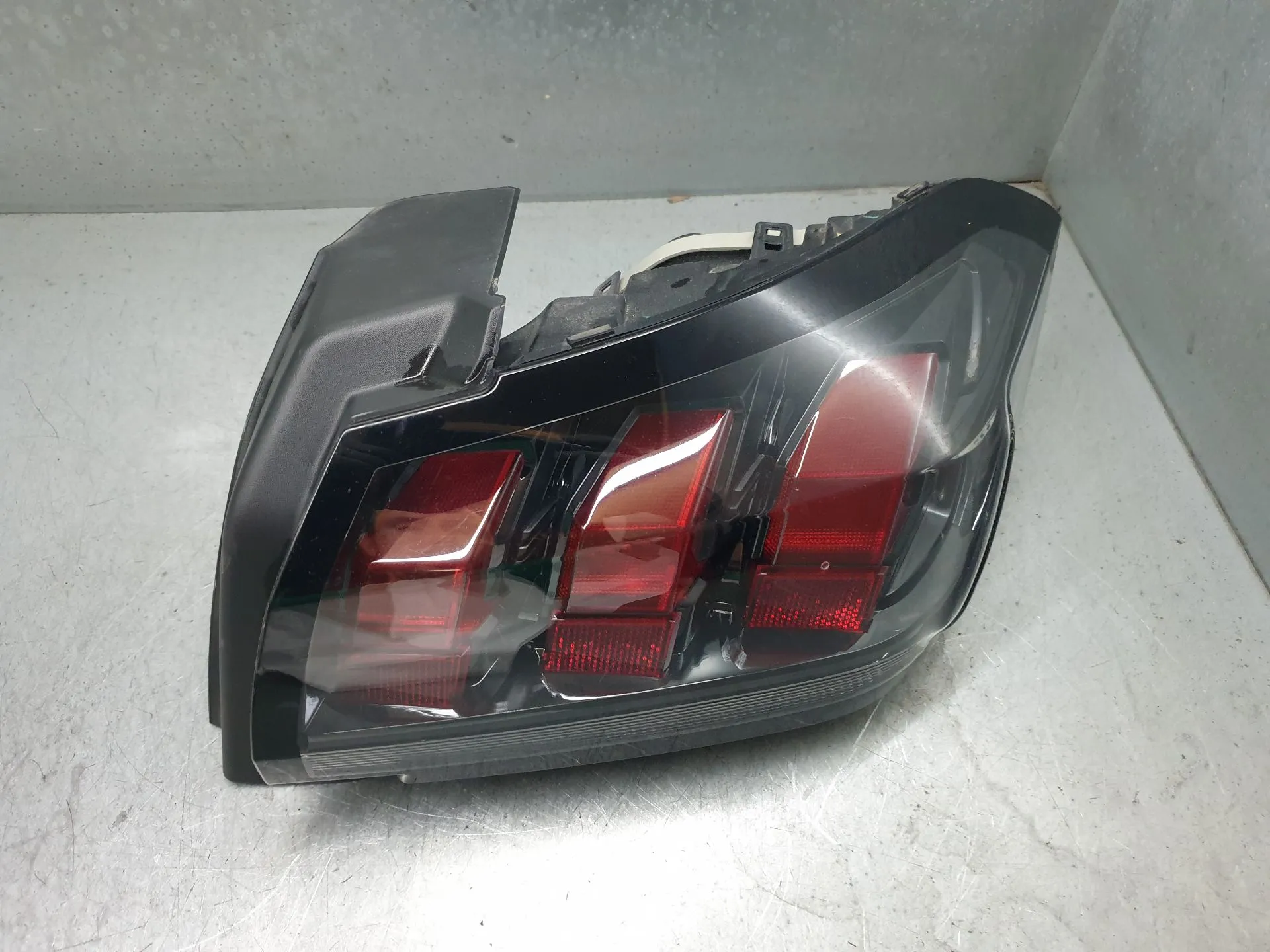 Feu arrière Droite PEUGEOT 208 II Imagem-1