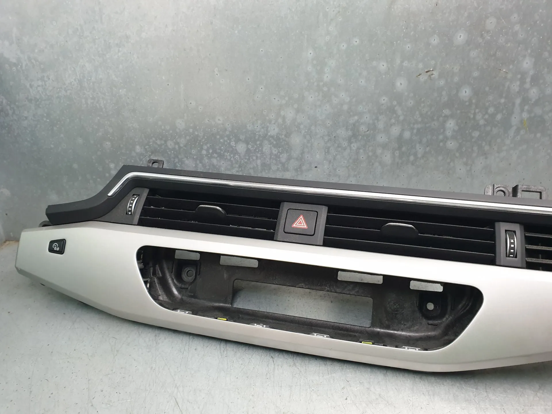 Friso tablier AUDI A4 (8W2, 8WC, B9) Imagem-1