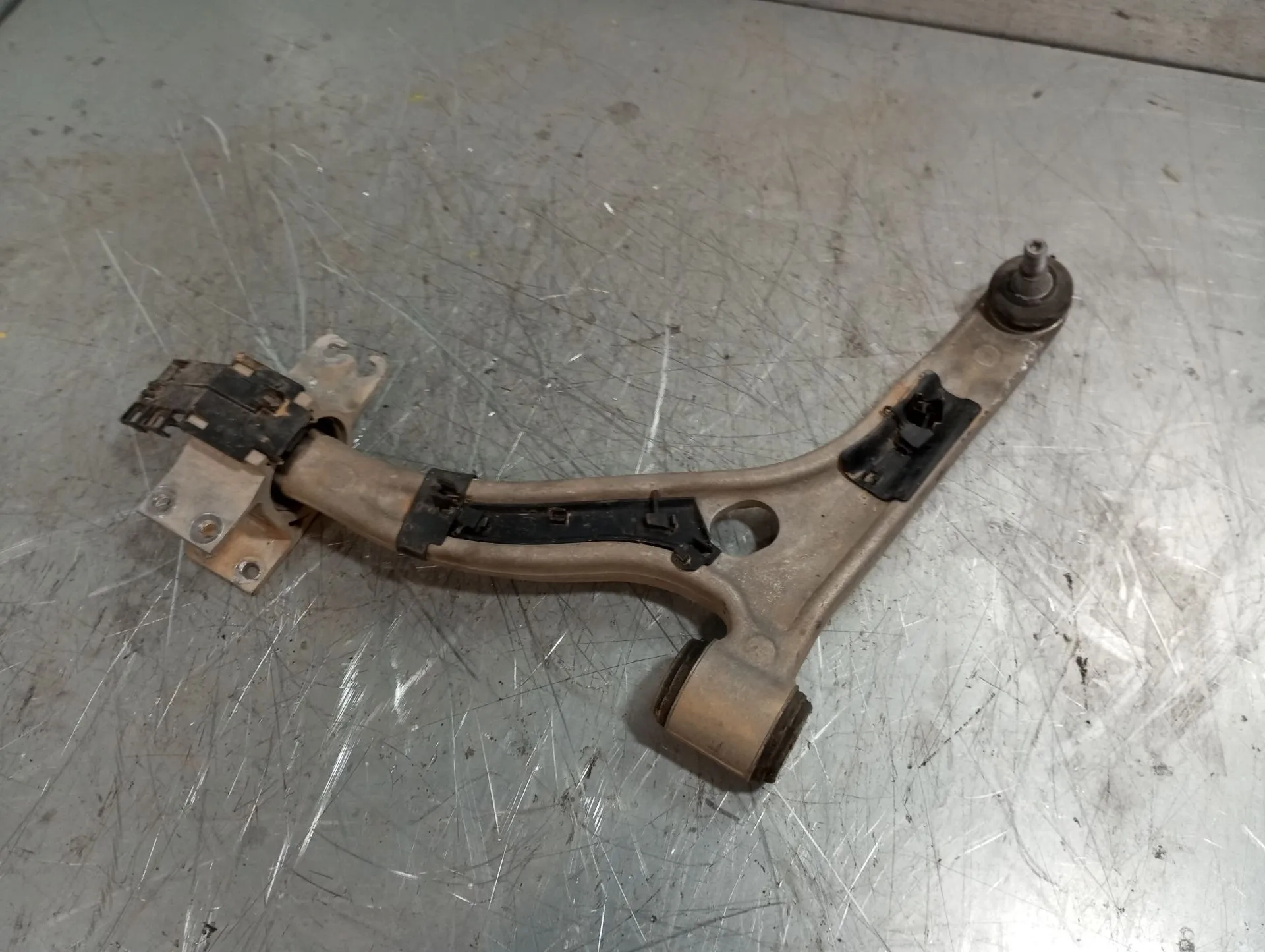 Braccio di sospensione anteriore sinistro MERCEDES-BENZ CLA Shooting Brake (X117) Imagem-1