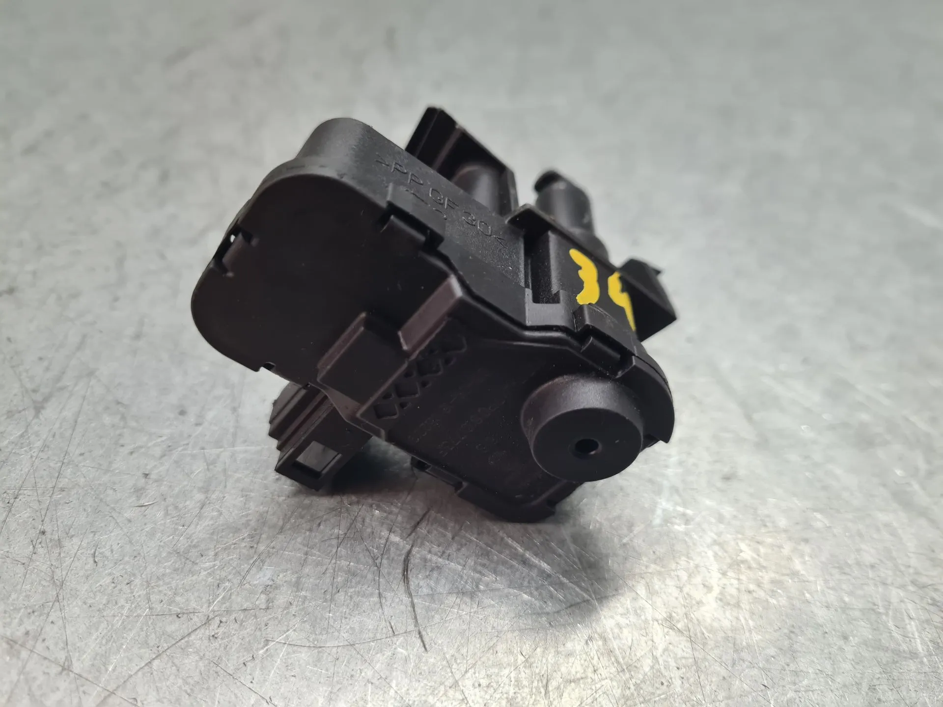 Attuatore Serratura serbatoio carburante VOLKSWAGEN Polo (AW1) Imagem-1