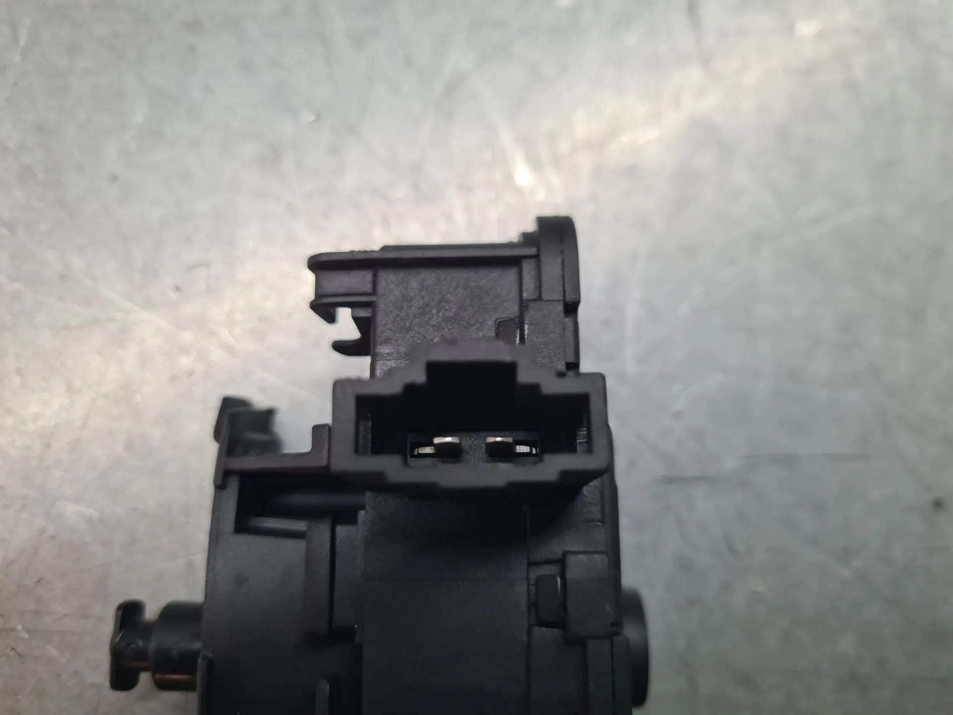 Attuatore Serratura serbatoio carburante VOLKSWAGEN Polo (AW1) Imagem-2