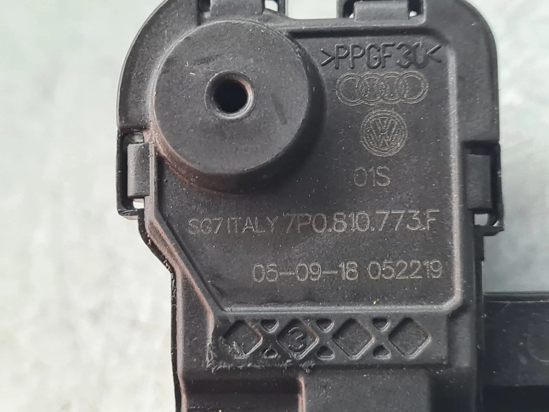 Attuatore Serratura serbatoio carburante VOLKSWAGEN Polo (AW1) Imagem-3