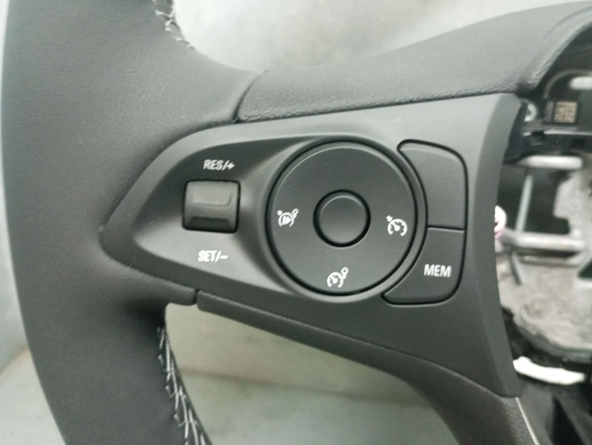 Volante OPEL Corsa F Imagem-3