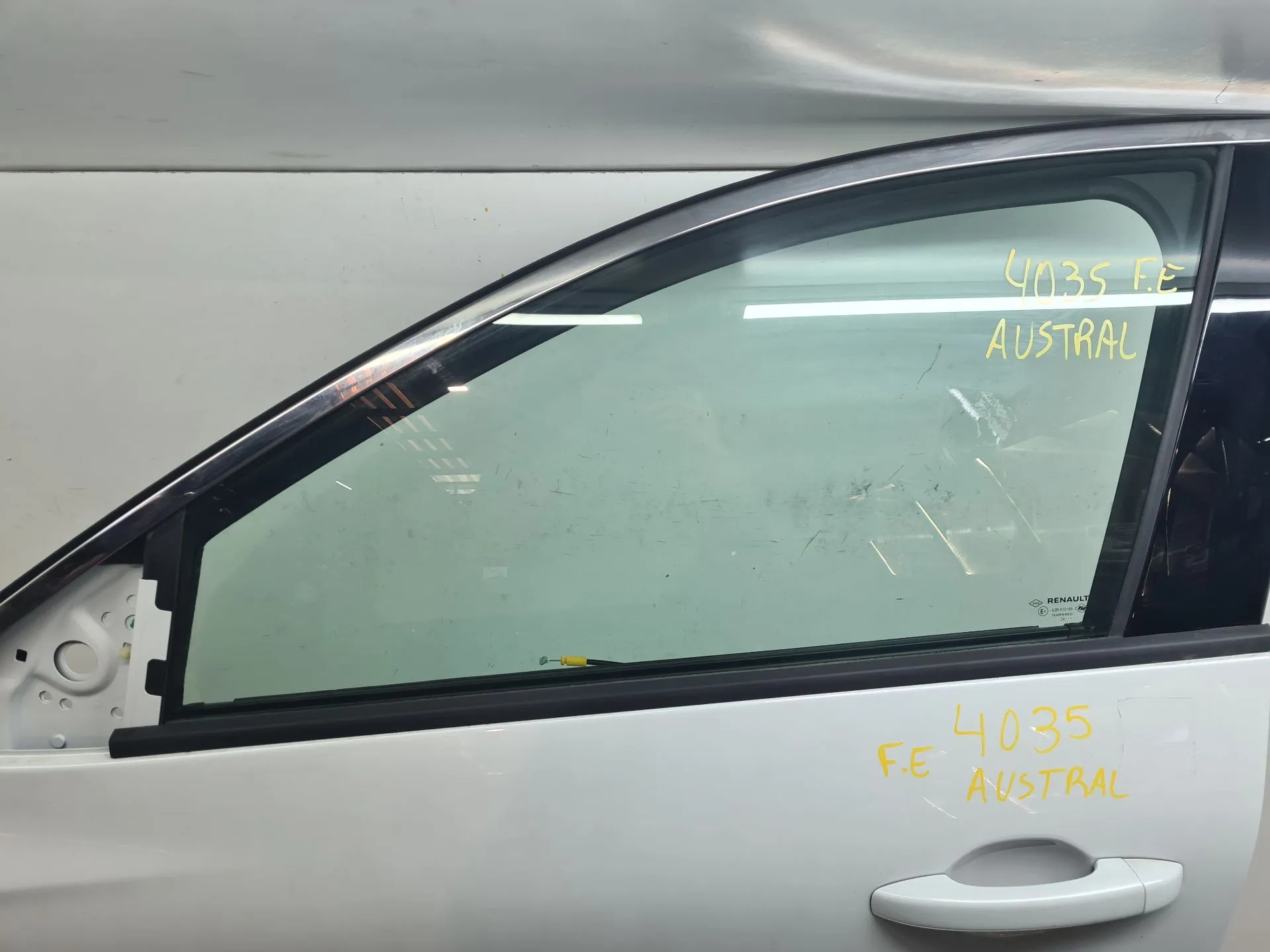 Left front door glass RENAULT Austral
