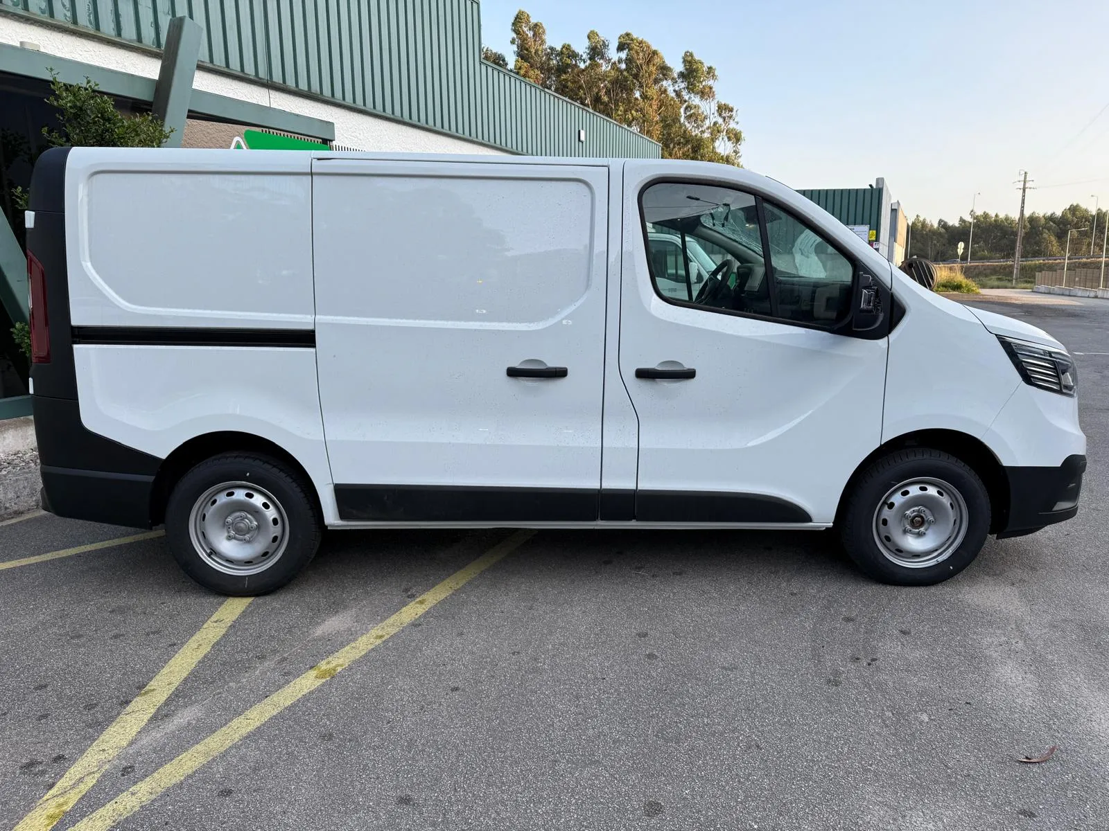 Alzavetro anteriore destro RENAULT Trafic III (FG_)