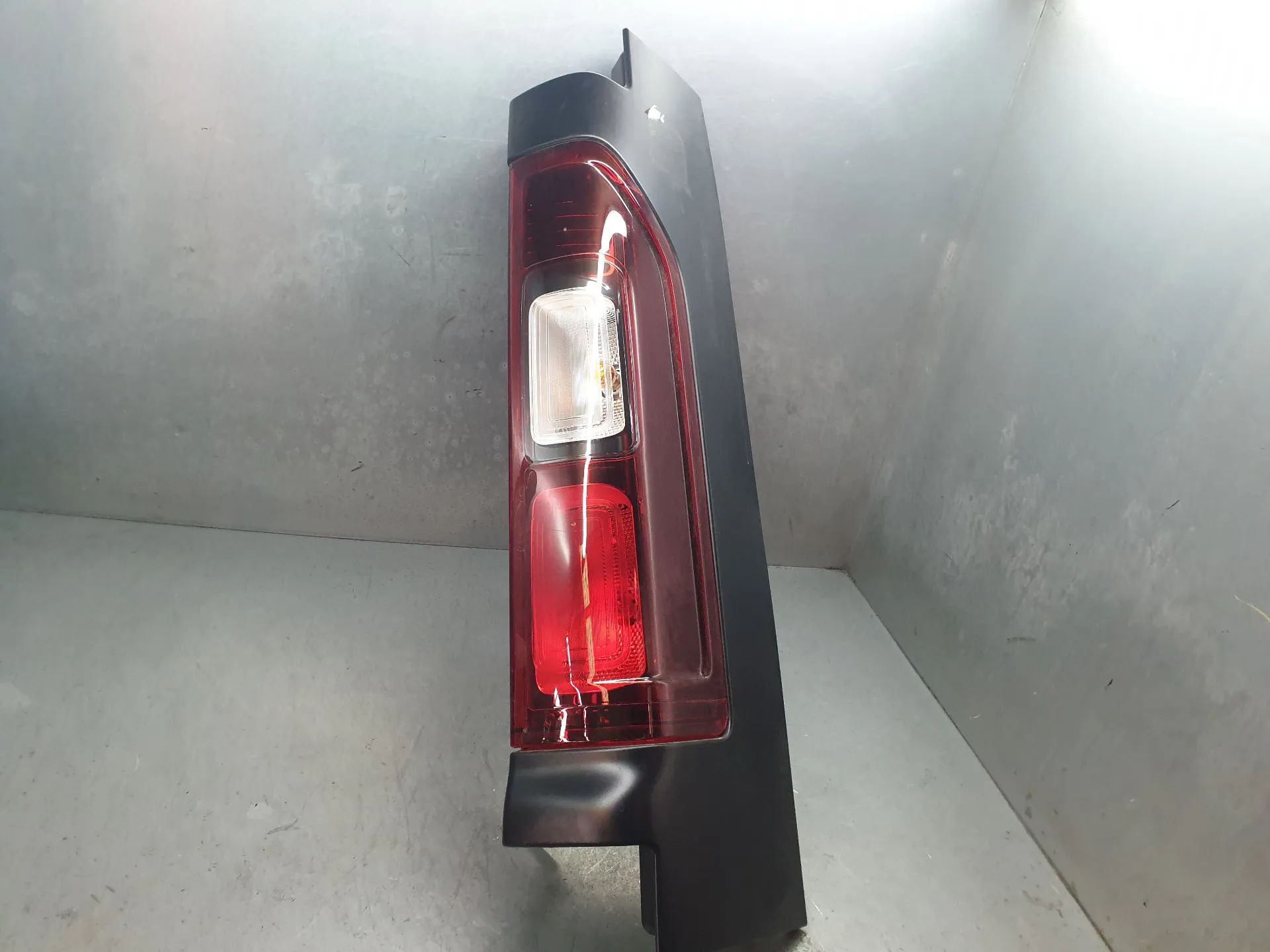 Feu arrière Droite RENAULT Trafic III (FG_)