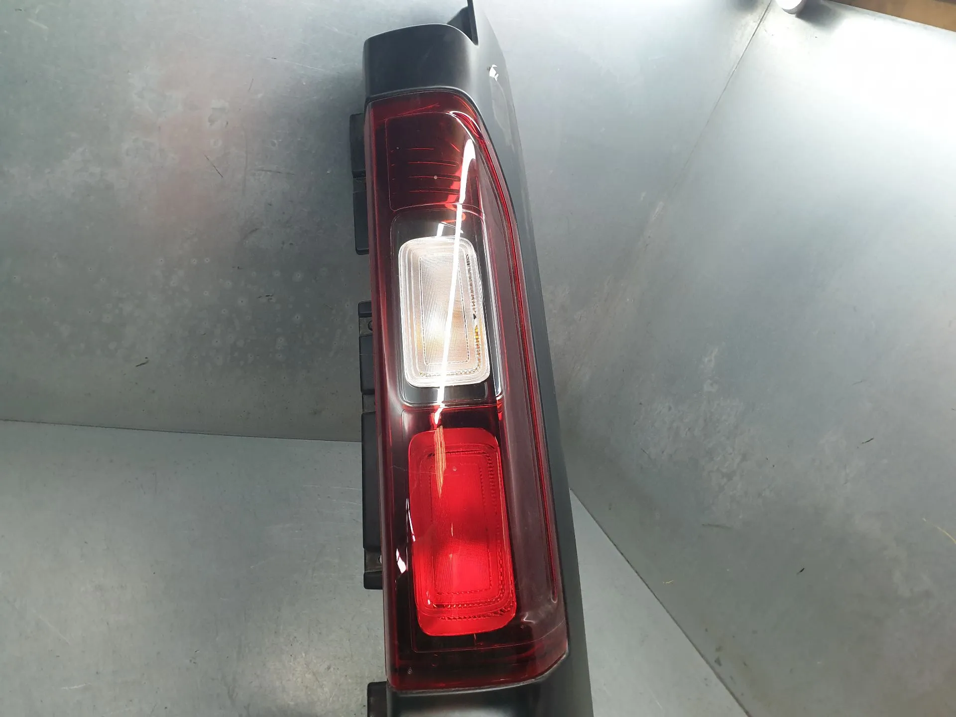 Feu arrière Droite RENAULT Trafic III (FG_) Imagem-1