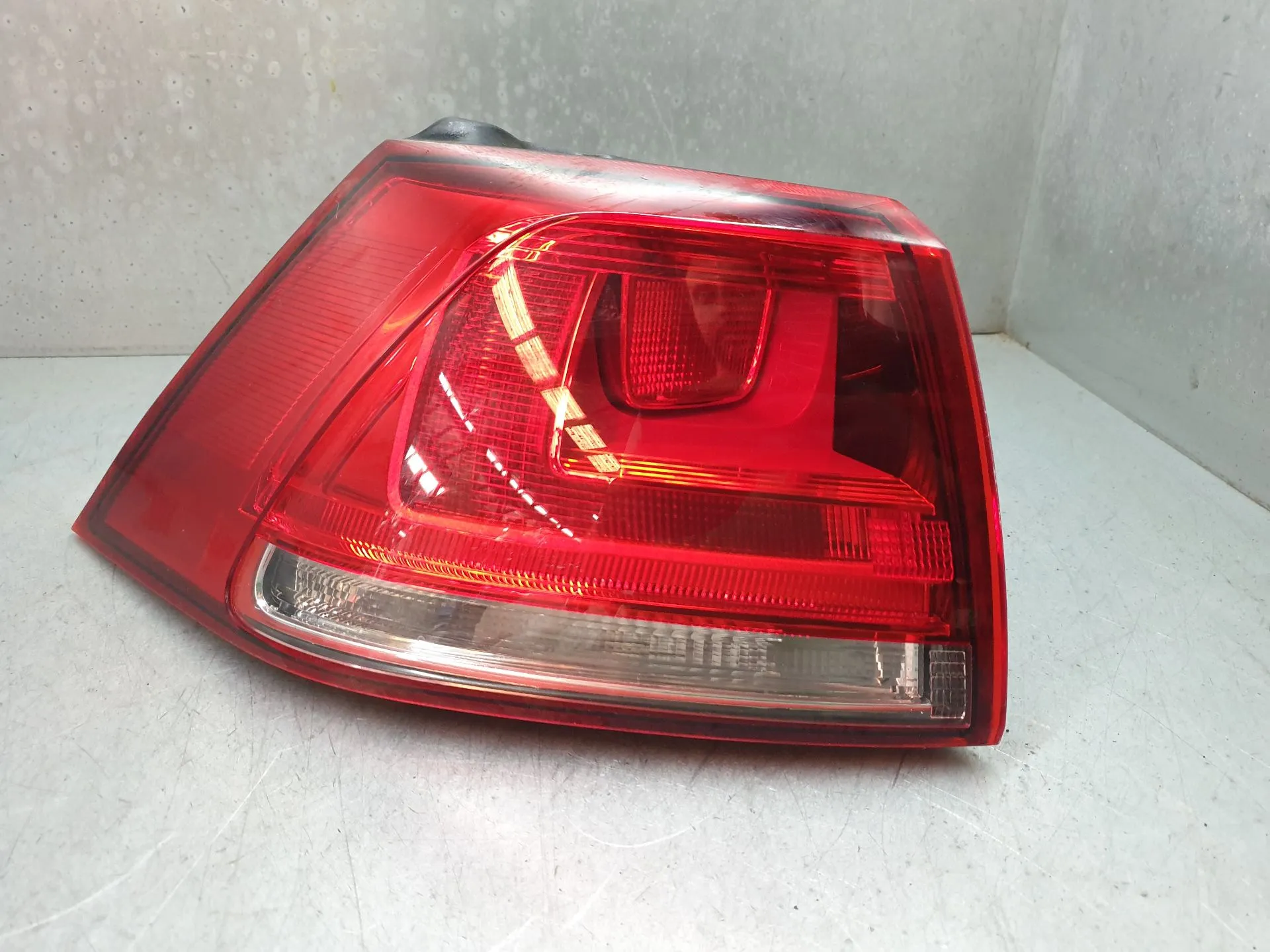 Feu arrière Gauche VOLKSWAGEN Golf VII (5G1, BQ1, BE1, BE2)