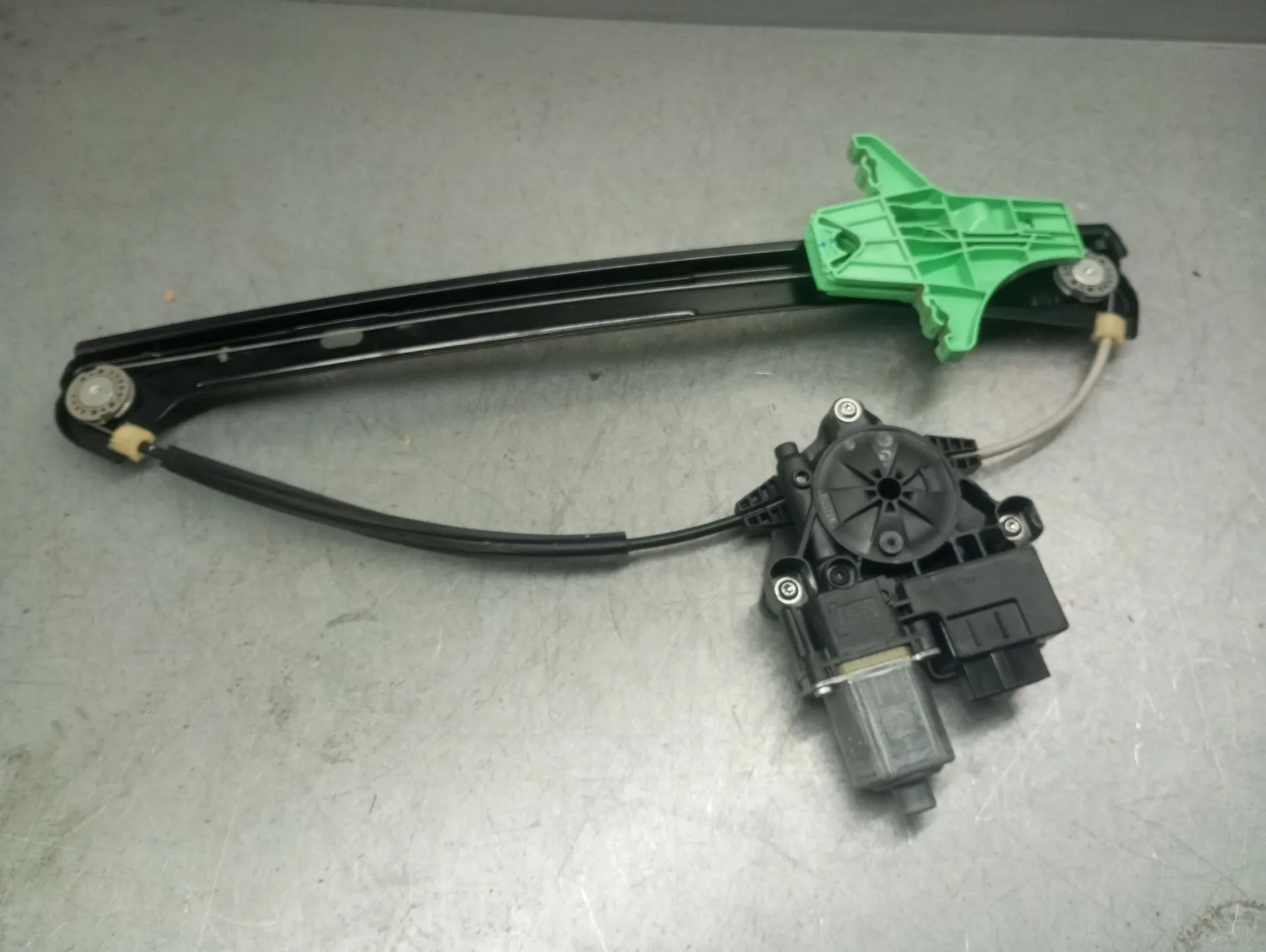 Elevalunas trasero izquierdo VOLKSWAGEN Tiguan (AD1, AX1)