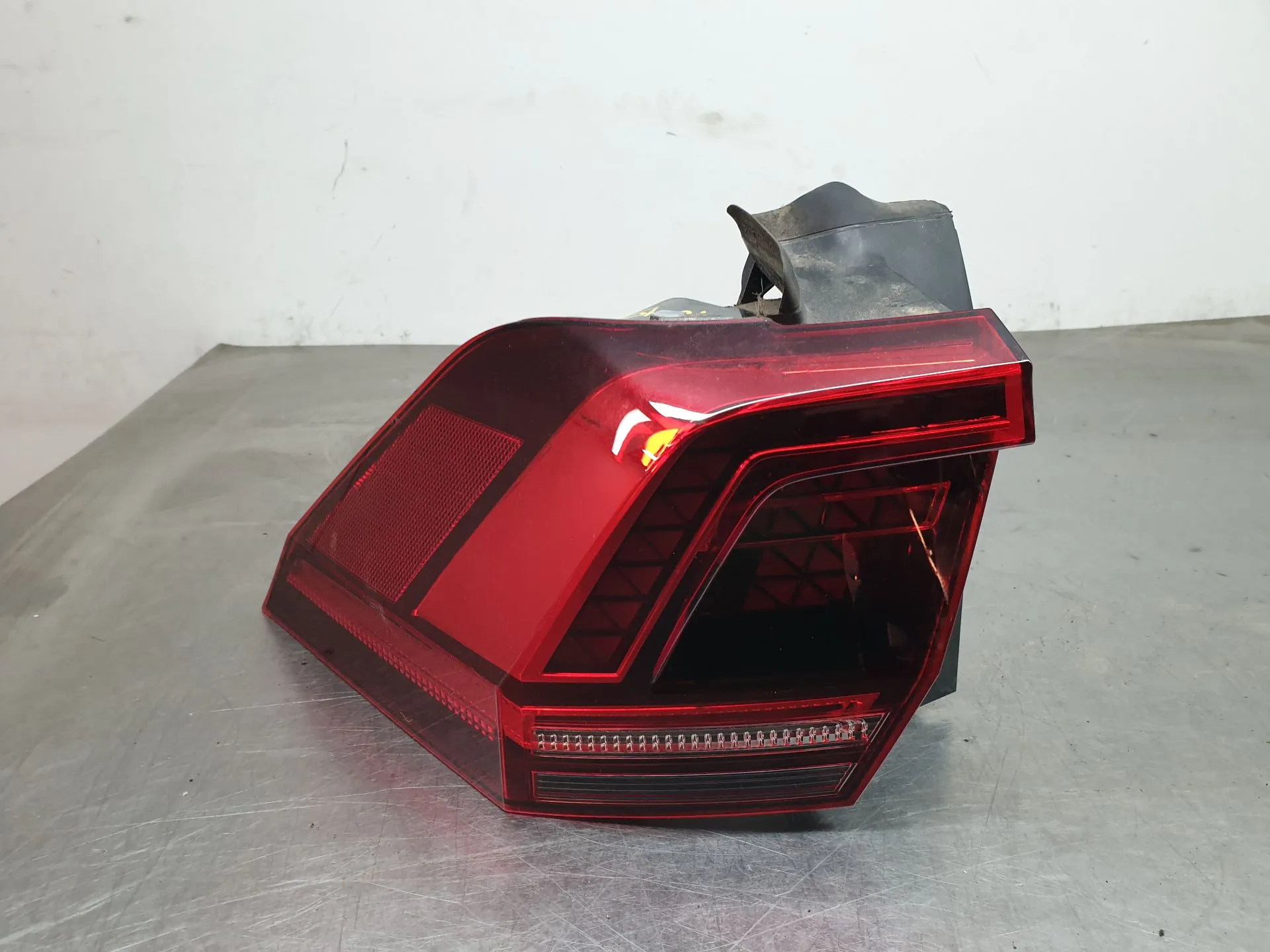 Left Tail light VOLKSWAGEN Tiguan (AD1, AX1)