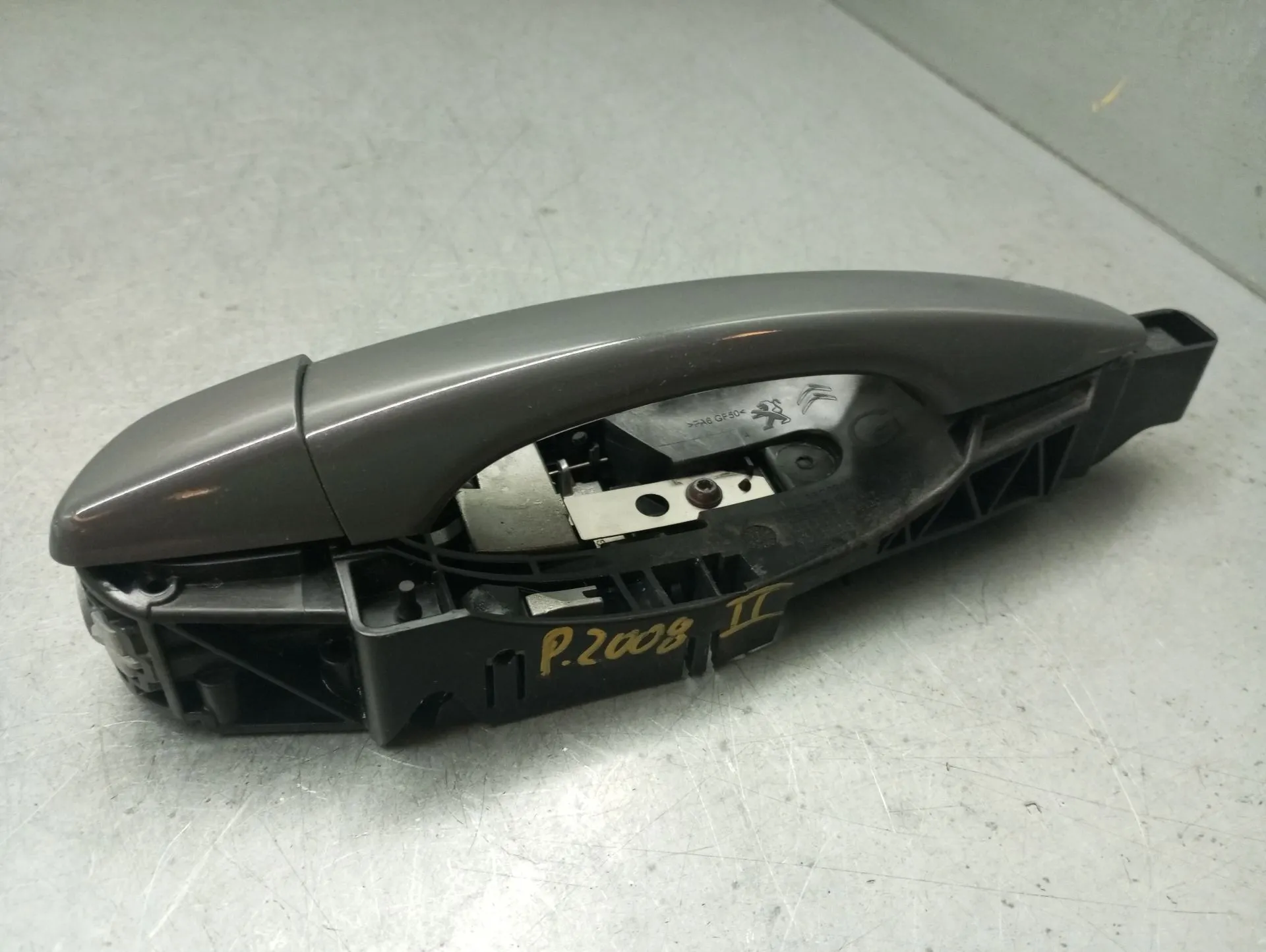 Puxador porta trás esquerdo PEUGEOT 2008 II (U_)