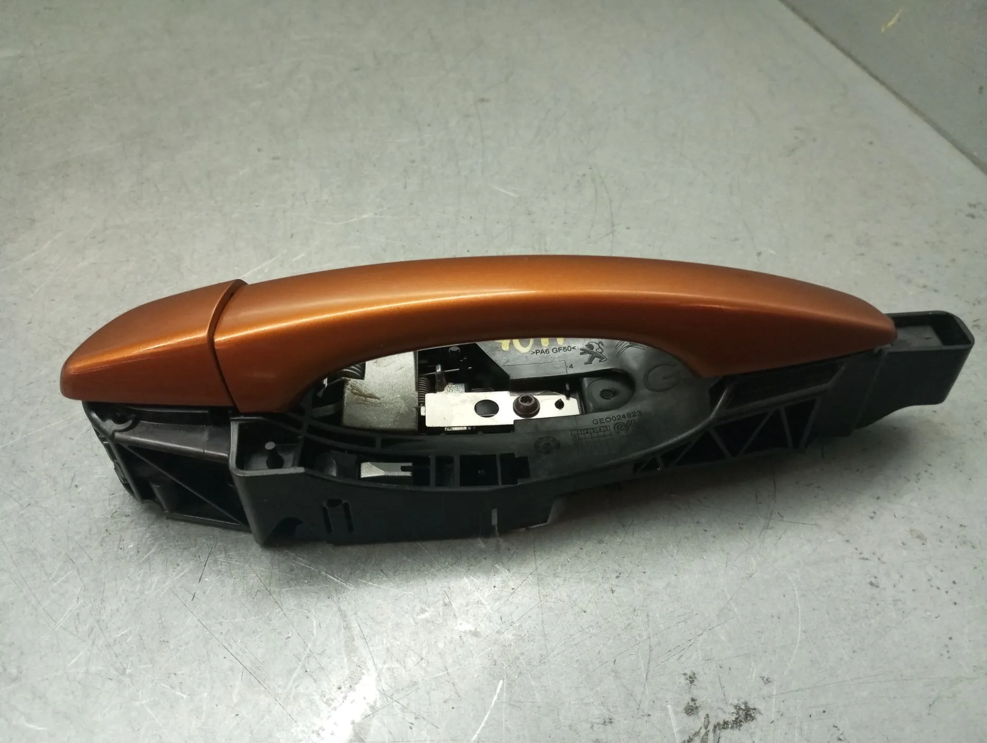 Puxador porta trás esquerdo PEUGEOT 2008 II (U_)