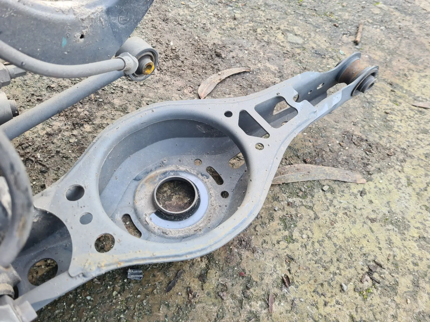 Bras de suspension arrière gauche TOYOTA Corolla Touring Sports (_E21_)