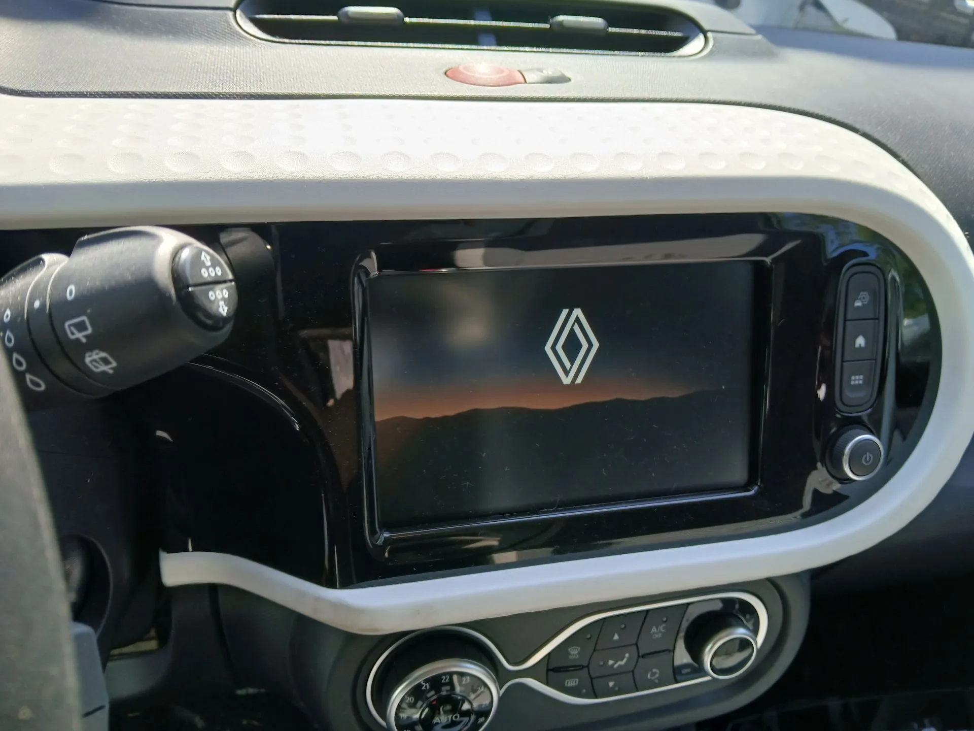 Car radio RENAULT Twingo III (BCM_)