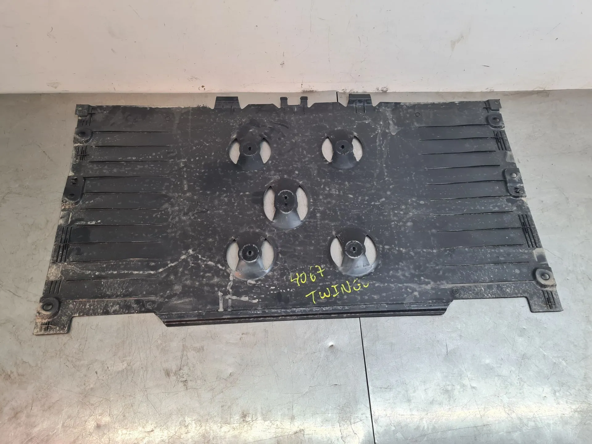 Blindaje inferior del motor RENAULT Twingo III (BCM_)