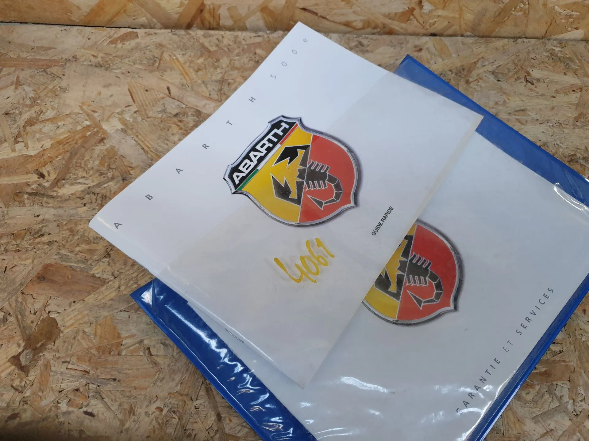 Bolsa com manual de utilizador do veículo ABARTH 500E Imagem-1