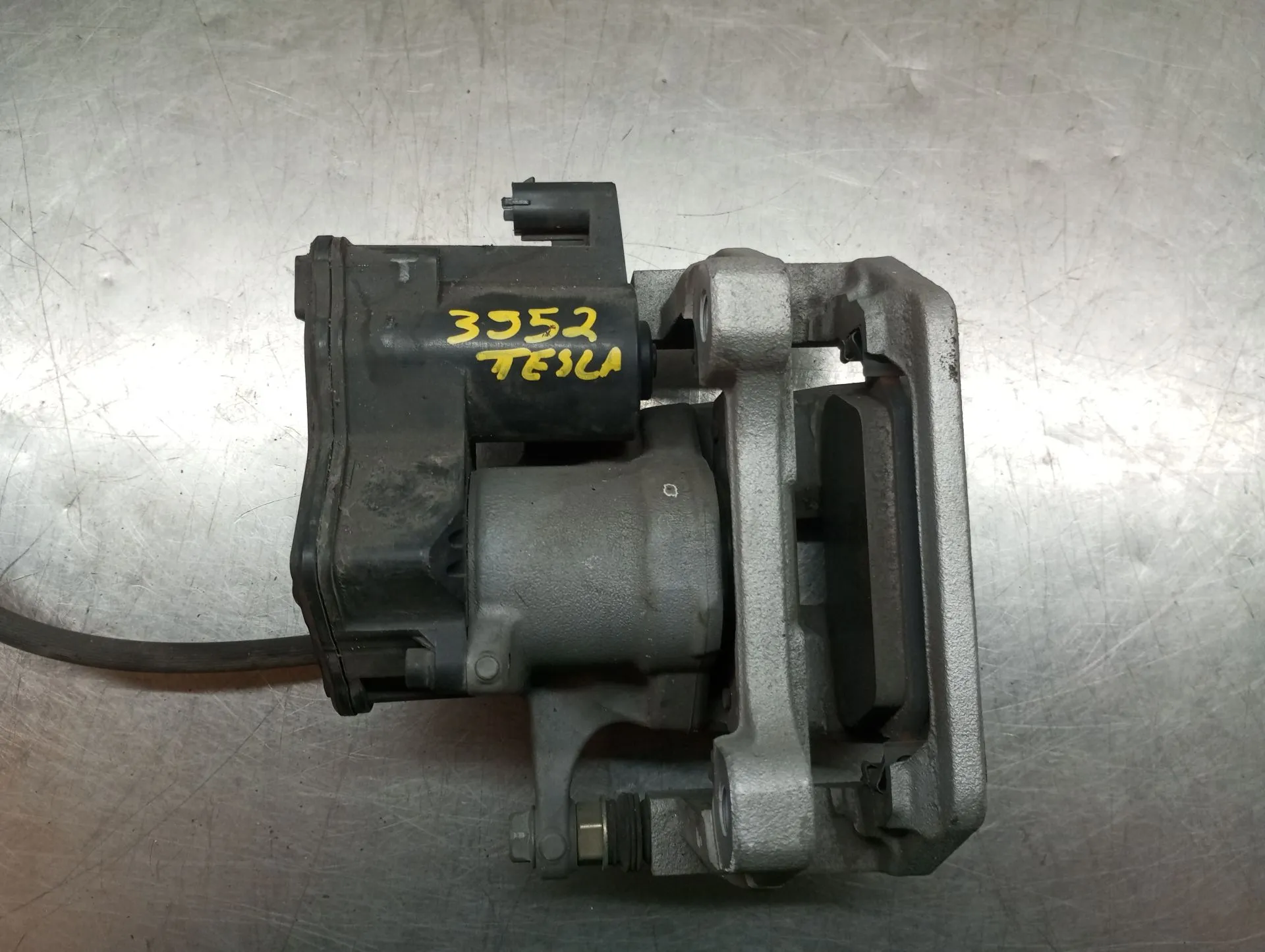 Left rear Brake Caliper TESLA Model Y (5YJY)
