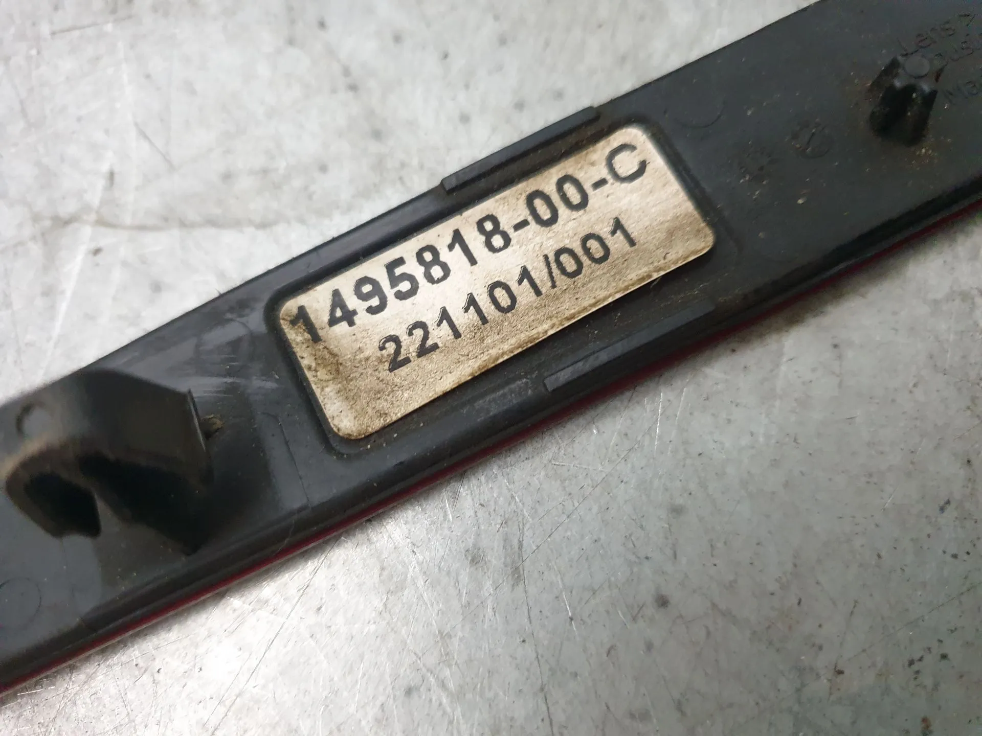 Réflecteur arrière Droite TESLA Model Y (5YJY) Imagem-3