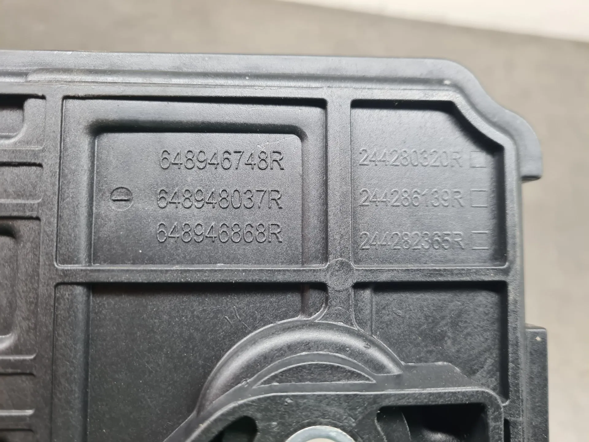 Battery box DACIA Sandero III Imagem-3