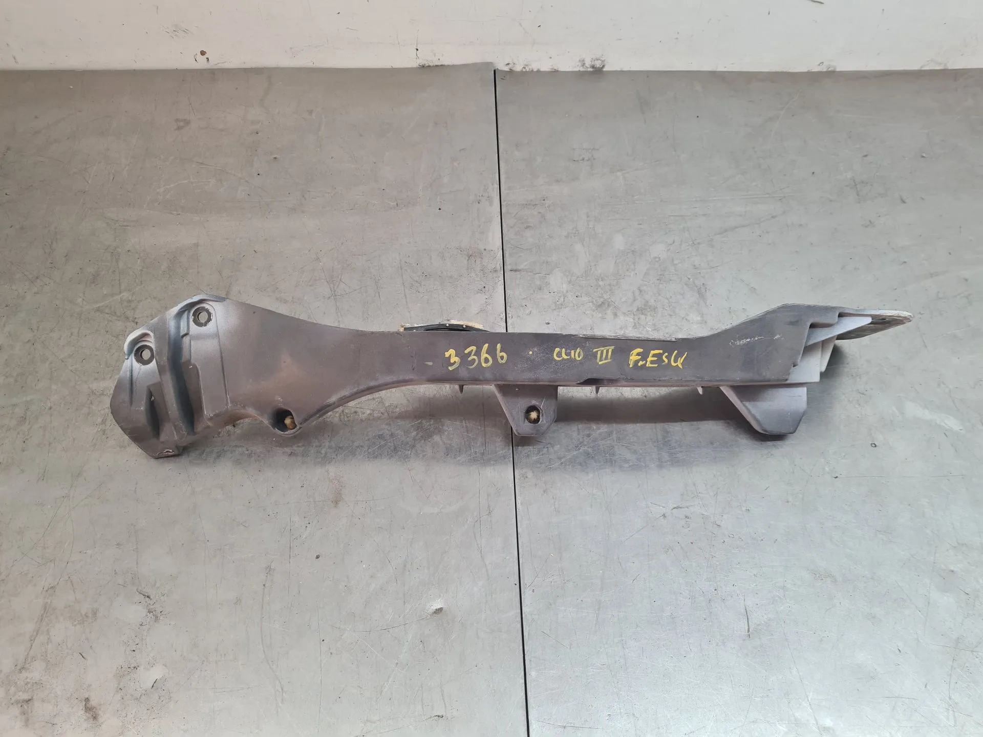 Guía de Parachoques delantero izquierdo RENAULT Clio III (BR0/1, CR0/1)