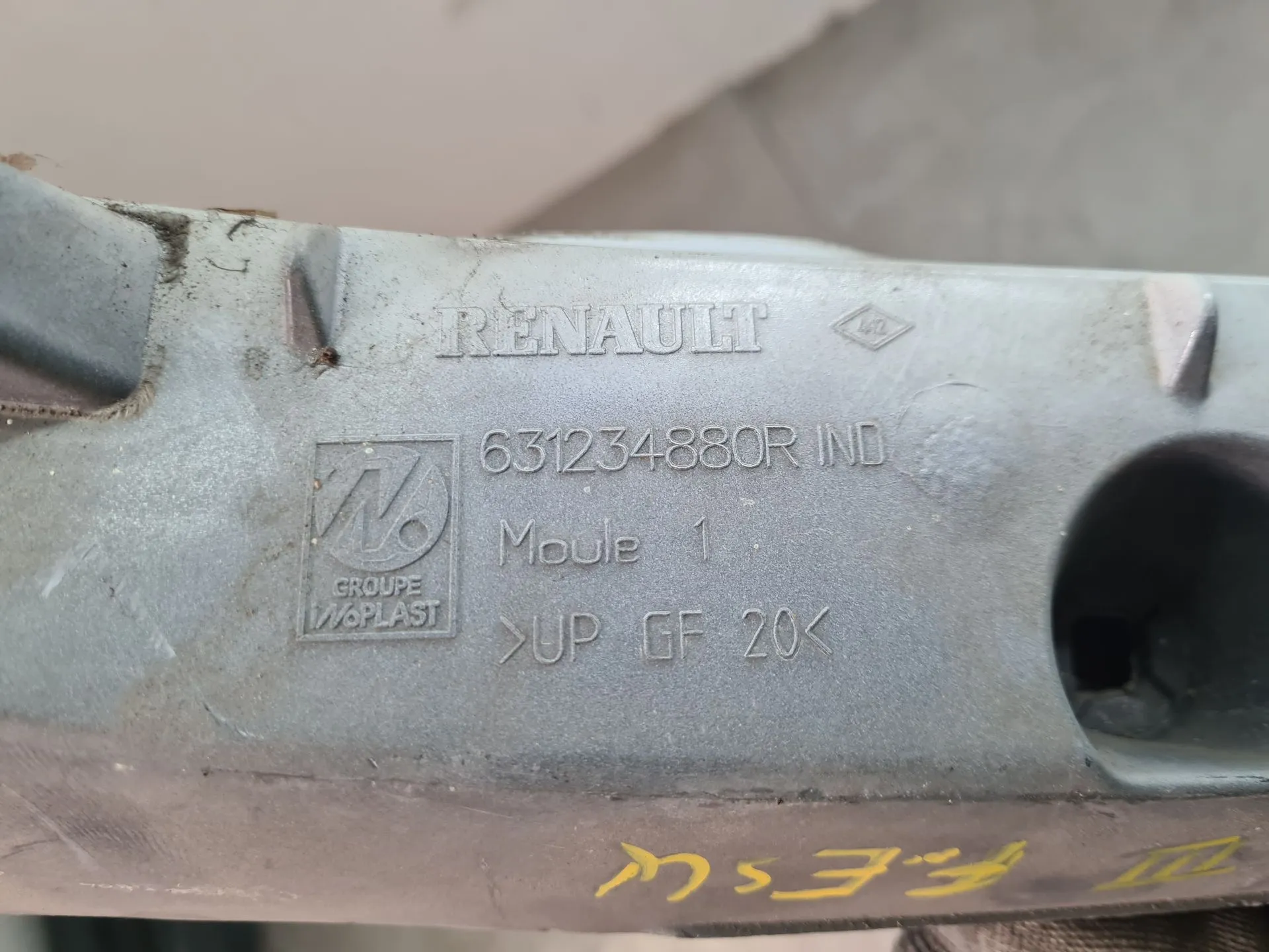 Guía de Parachoques delantero izquierdo RENAULT Clio III (BR0/1, CR0/1) Imagem-3