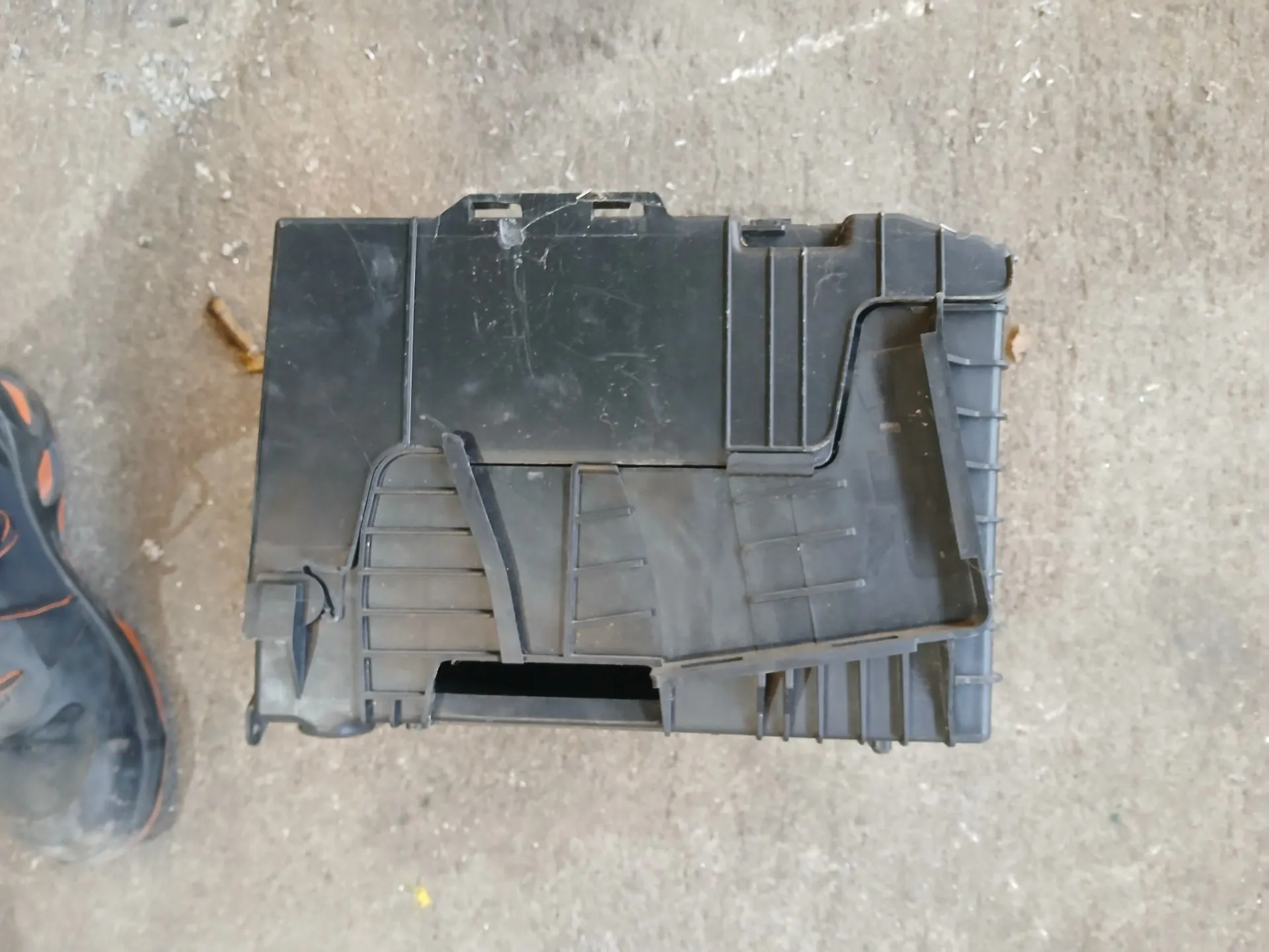 Base / caja de batería PEUGEOT 2008 I (CU_)