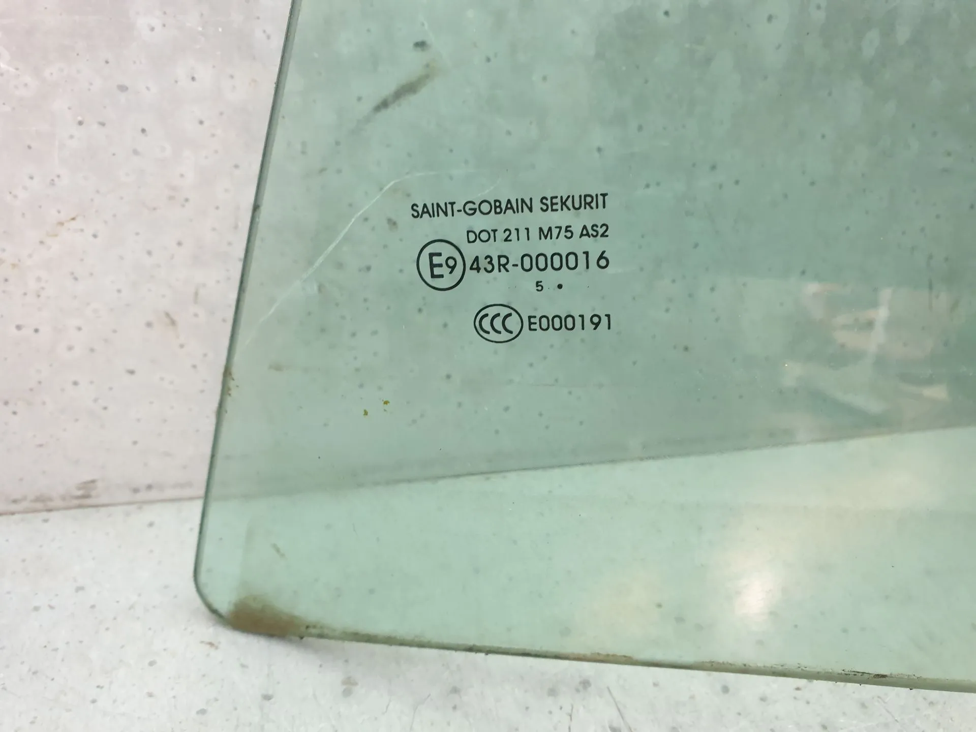 Left front door glass PEUGEOT Partner II Imagem-1