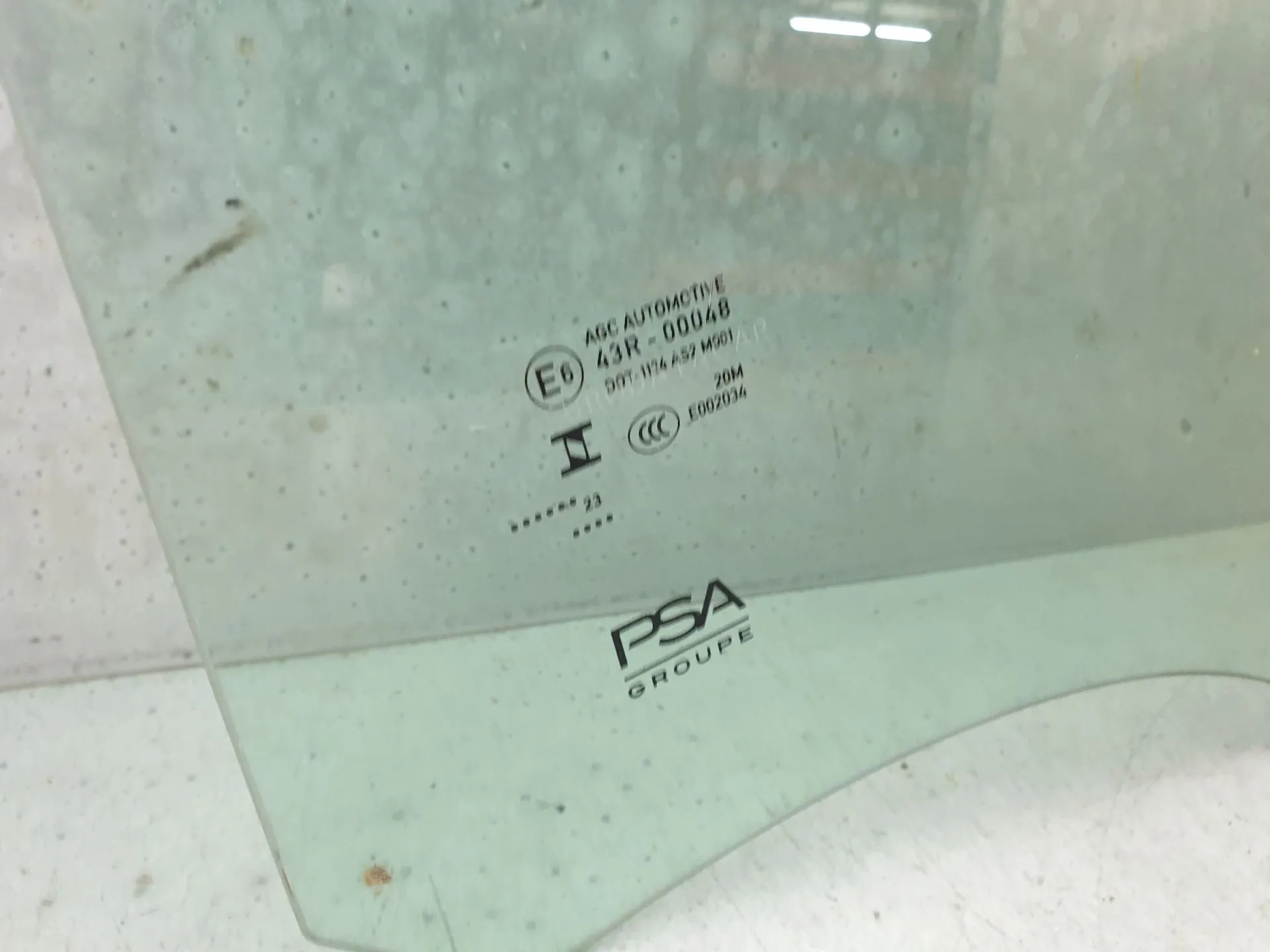 Left rear door glass PEUGEOT 208 II Imagem-1