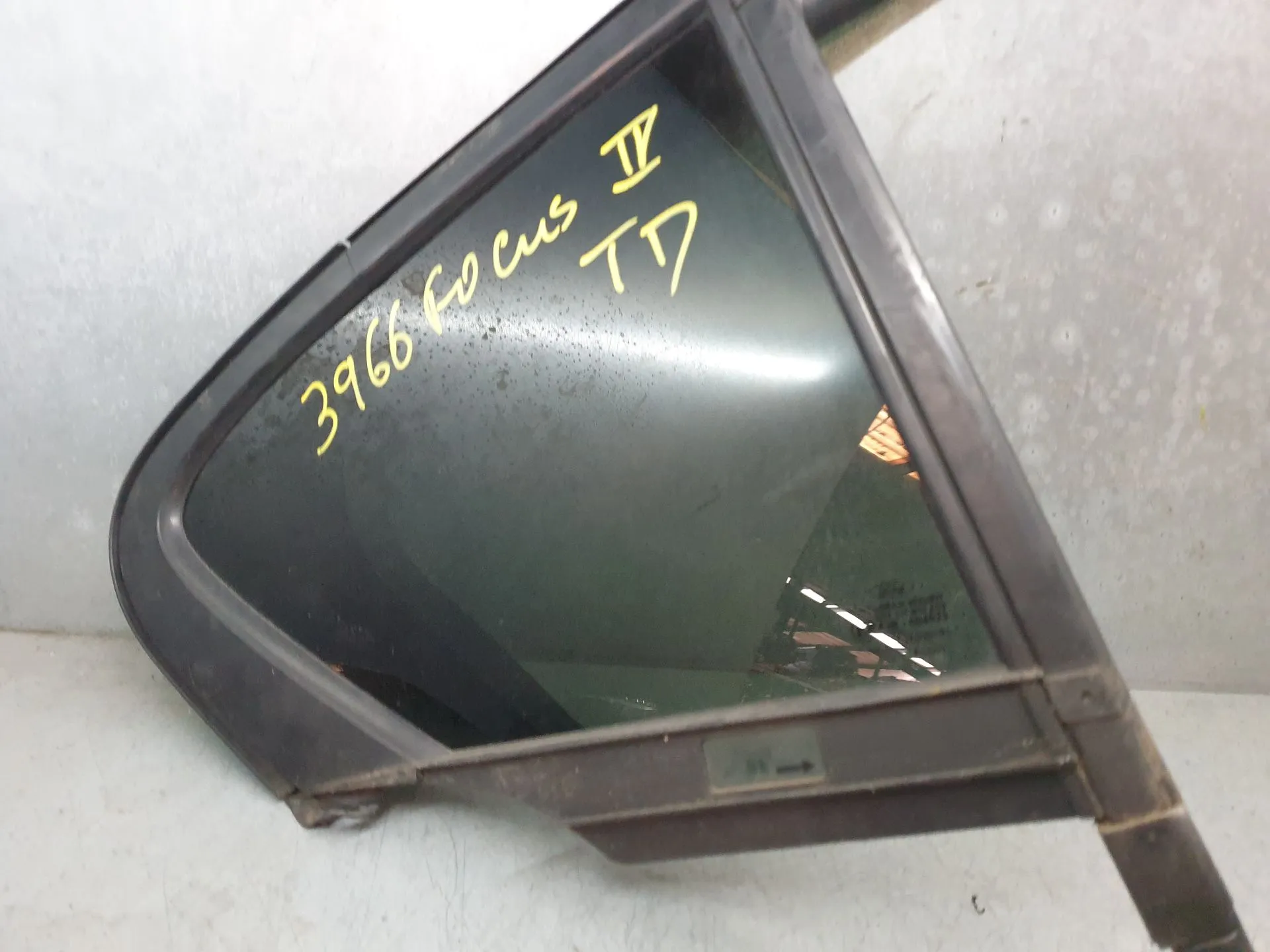 Right rear triangle window FORD Focus IV Imagem-1