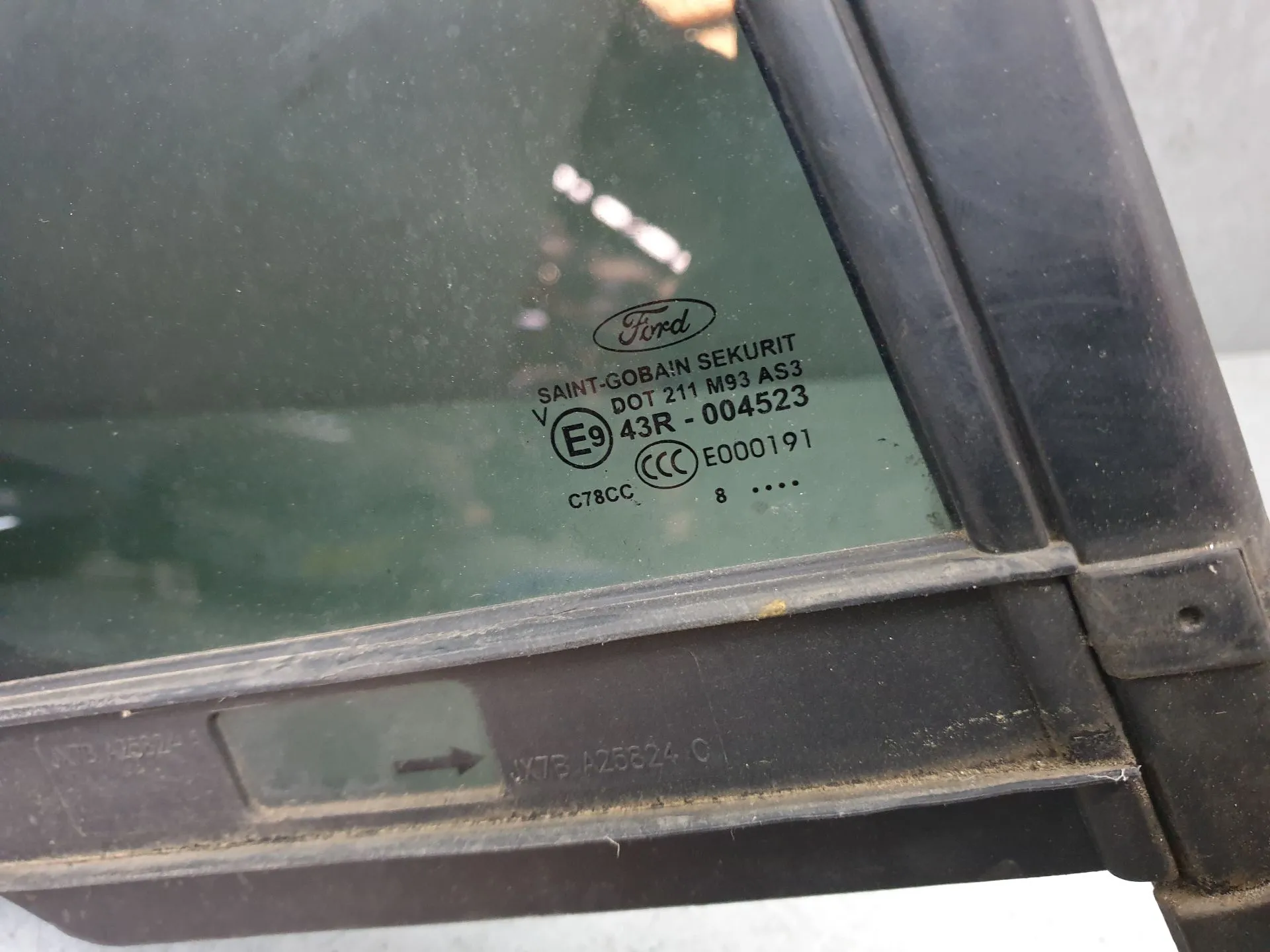 Right rear triangle window FORD Focus IV Imagem-2