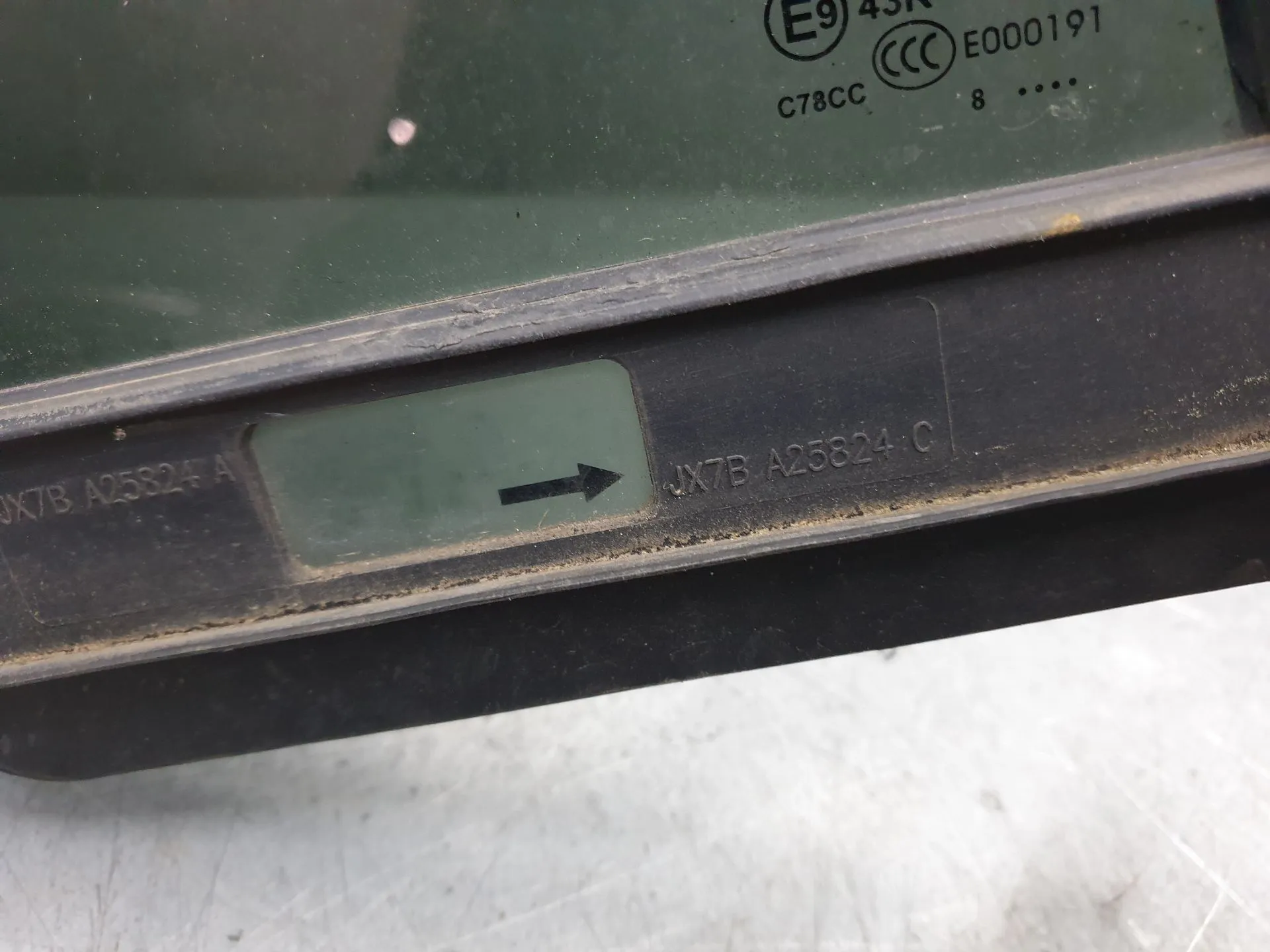 Right rear triangle window FORD Focus IV Imagem-4