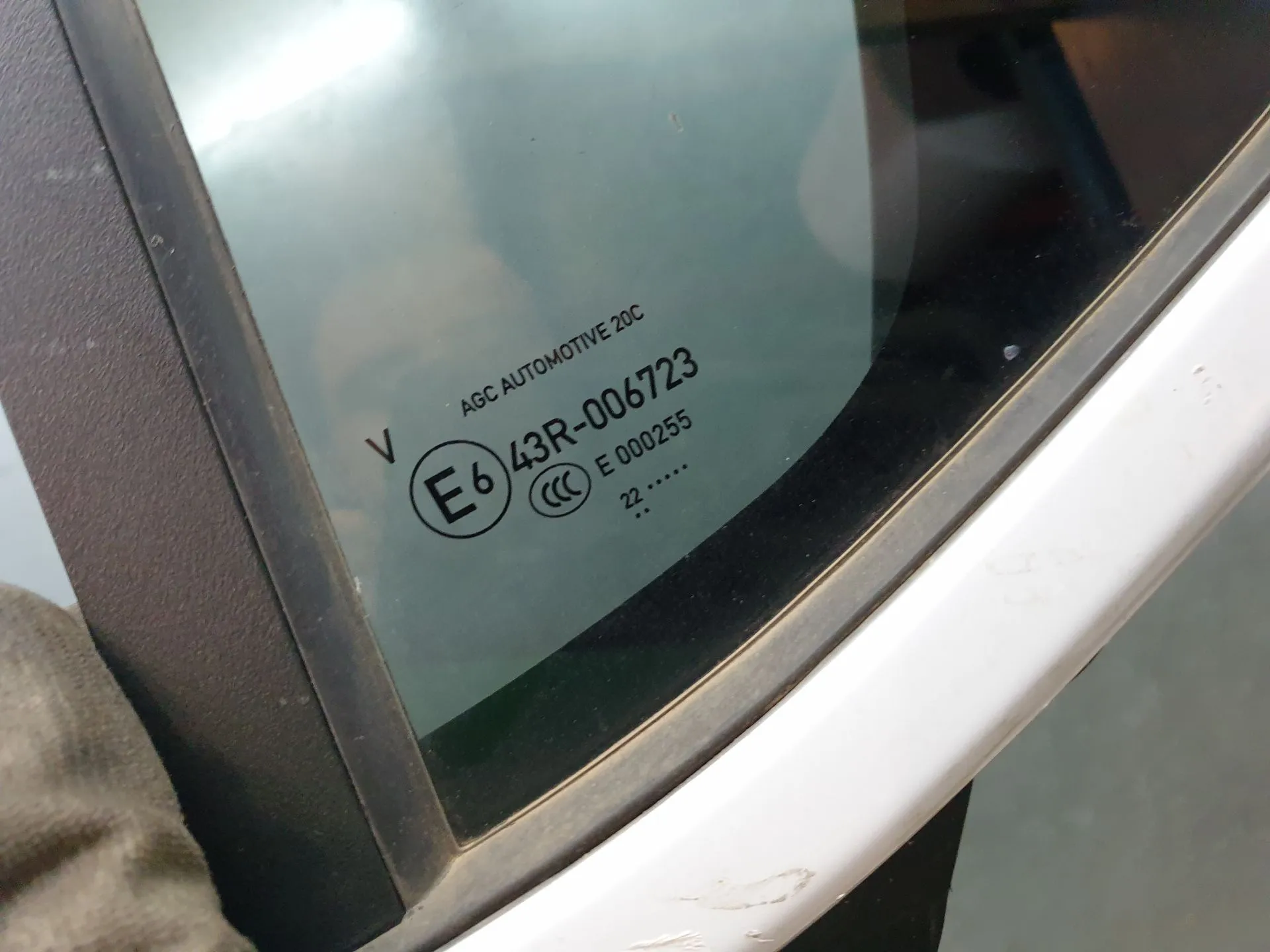 Vidro triangular da porta trás esquerdo OPEL Corsa F Imagem-1