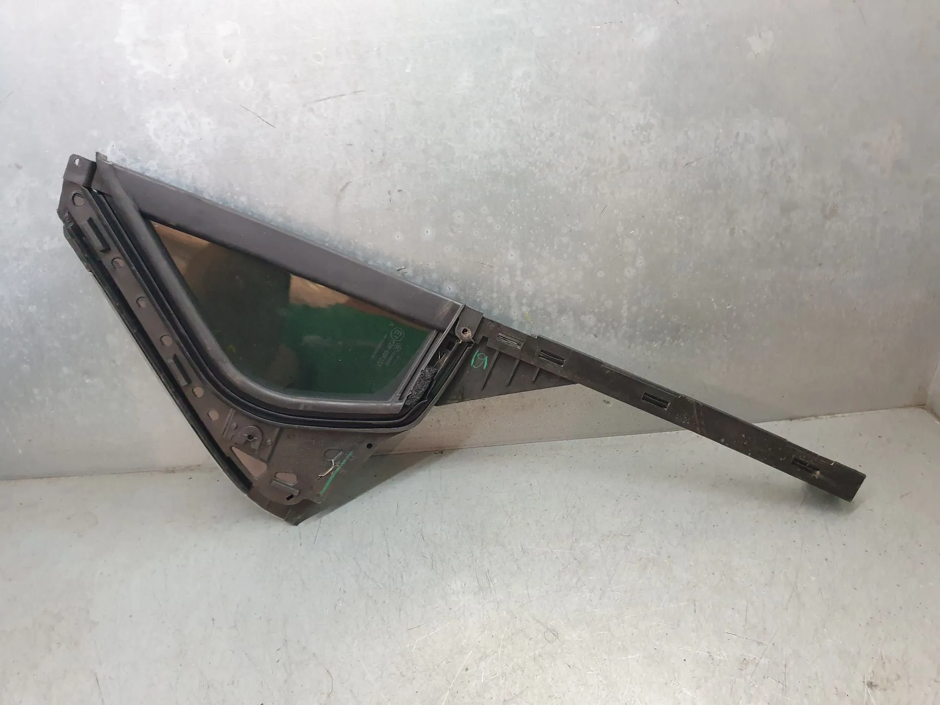 Vidro triangular da porta trás esquerdo OPEL Corsa F Imagem-2
