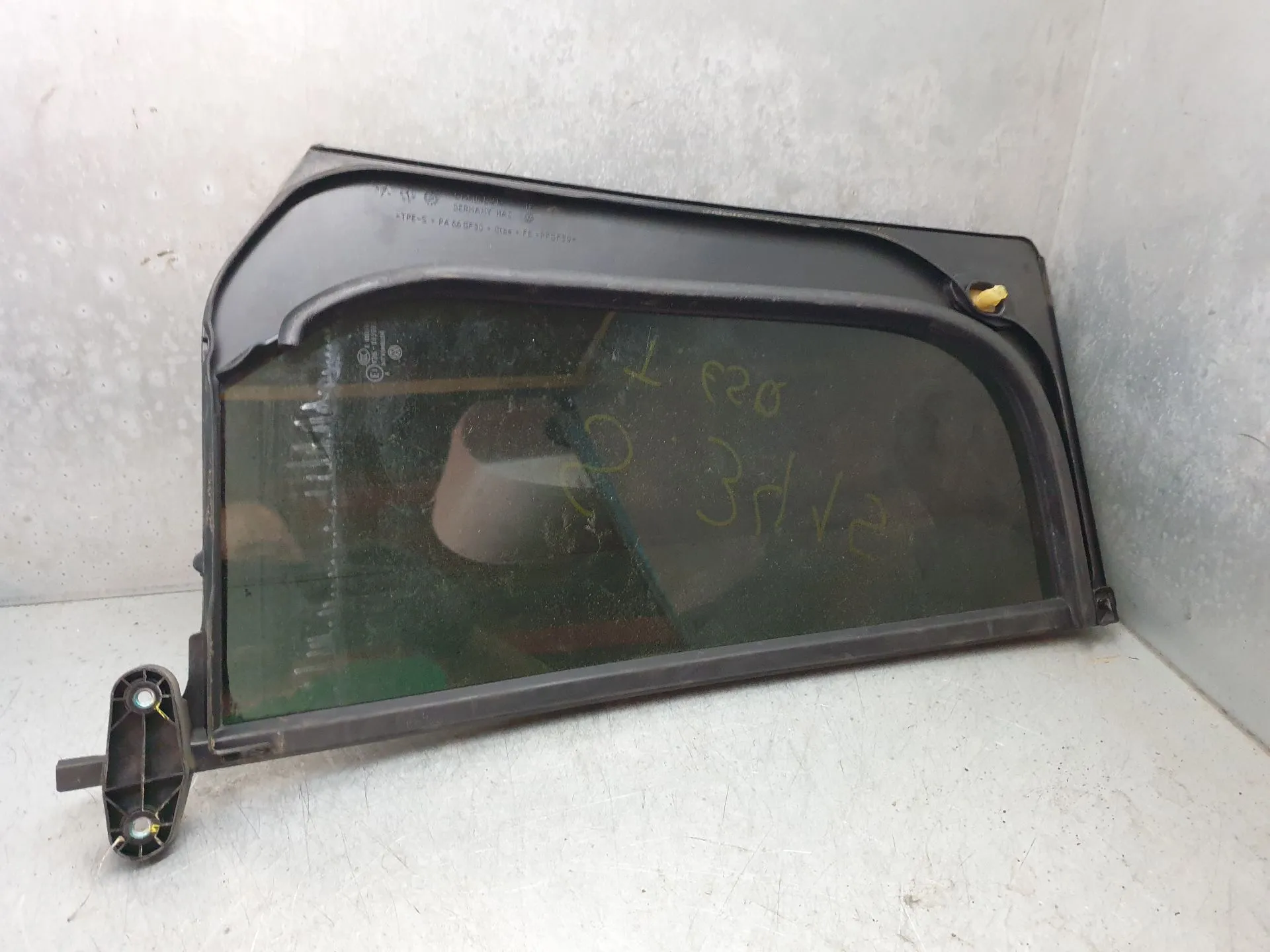 Left rear triangle window VOLKSWAGEN Touran (5T) Imagem-2