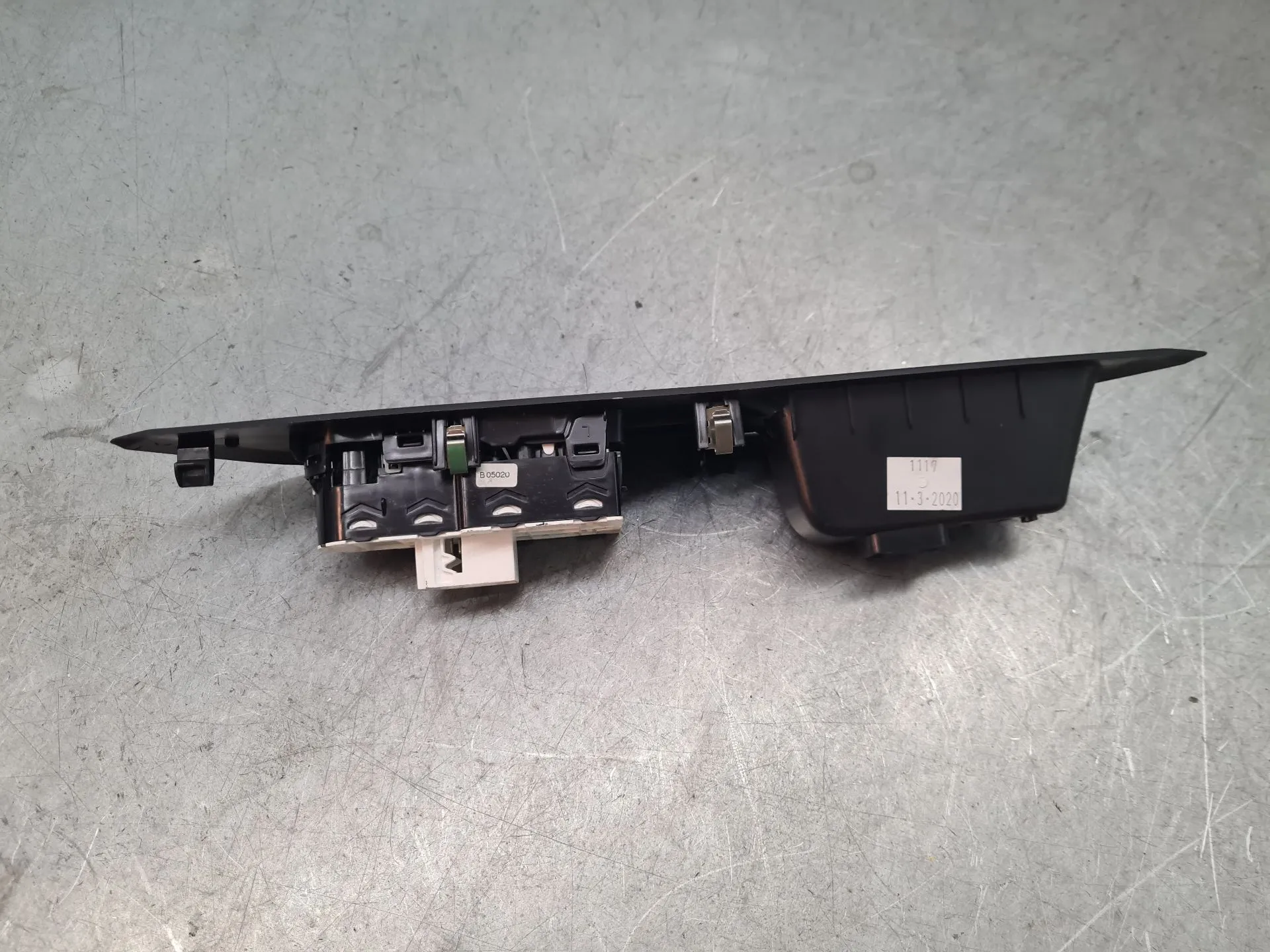 Mando / interruptor elevalunas delantero izquierdo PEUGEOT 208 II Imagem-3