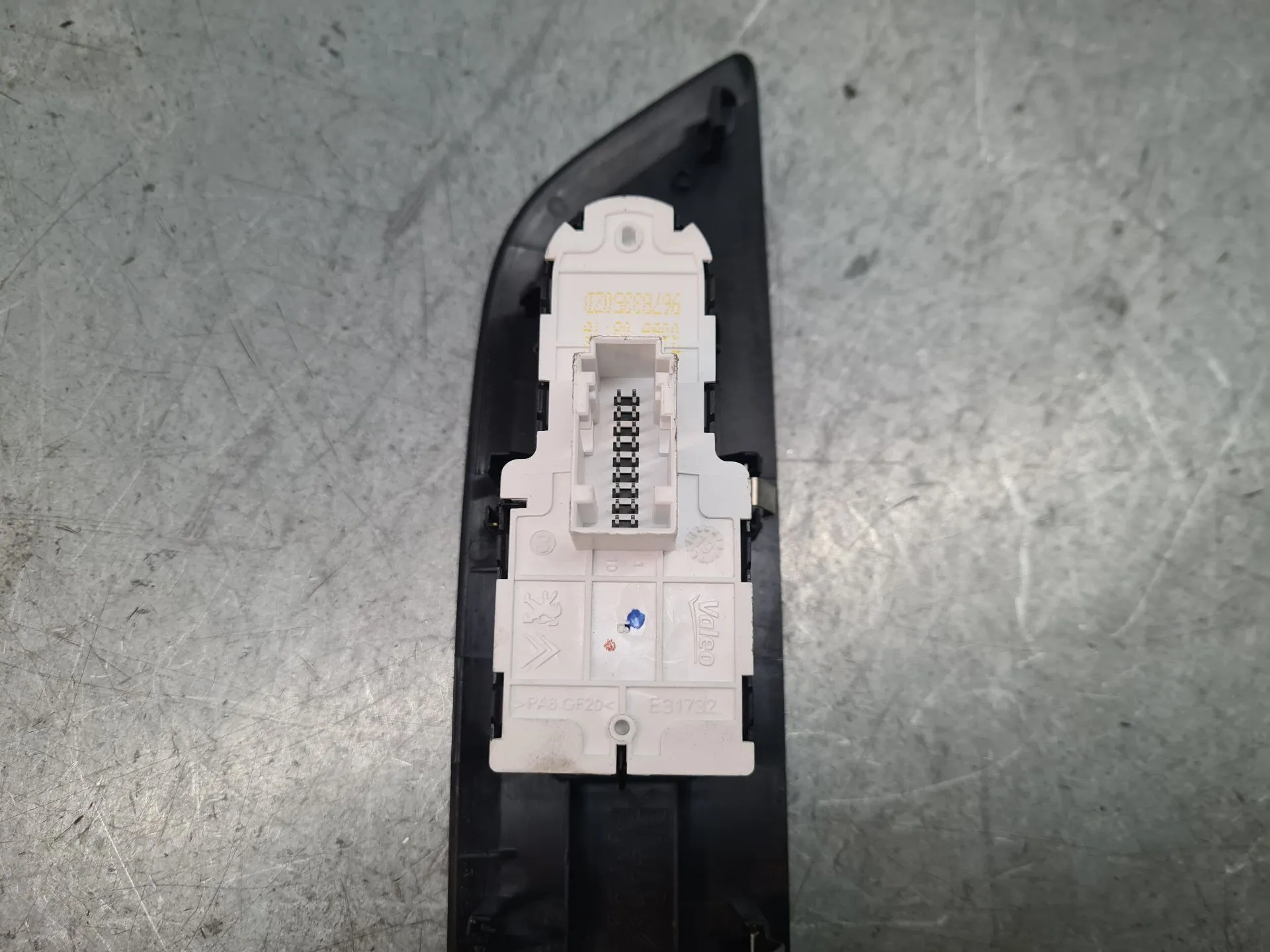 Mando / interruptor elevalunas delantero izquierdo PEUGEOT 208 II Imagem-5