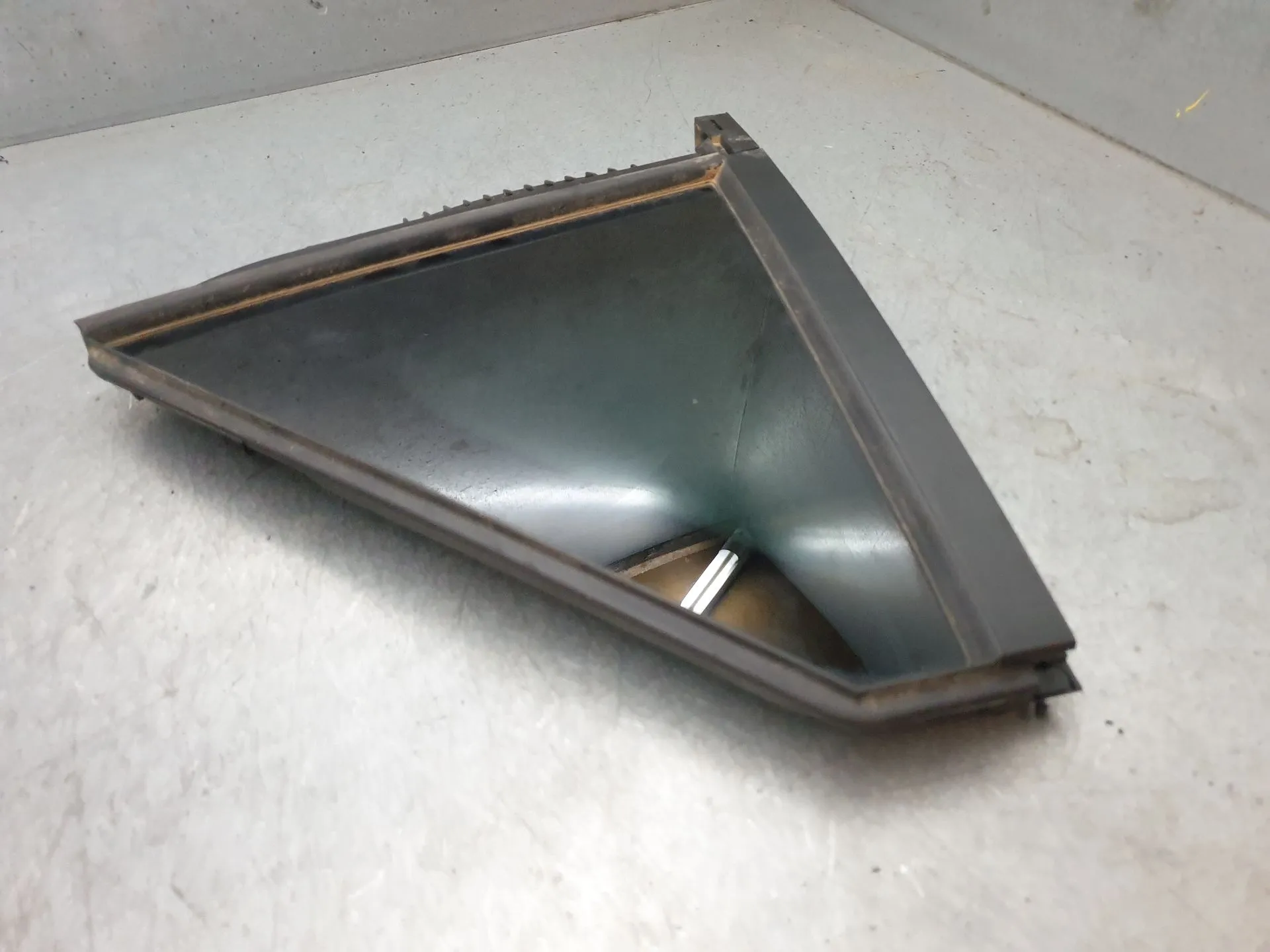 Vidrio triangular puerta Trasero Izquierdo PEUGEOT 2008 II (U_) Imagem-1
