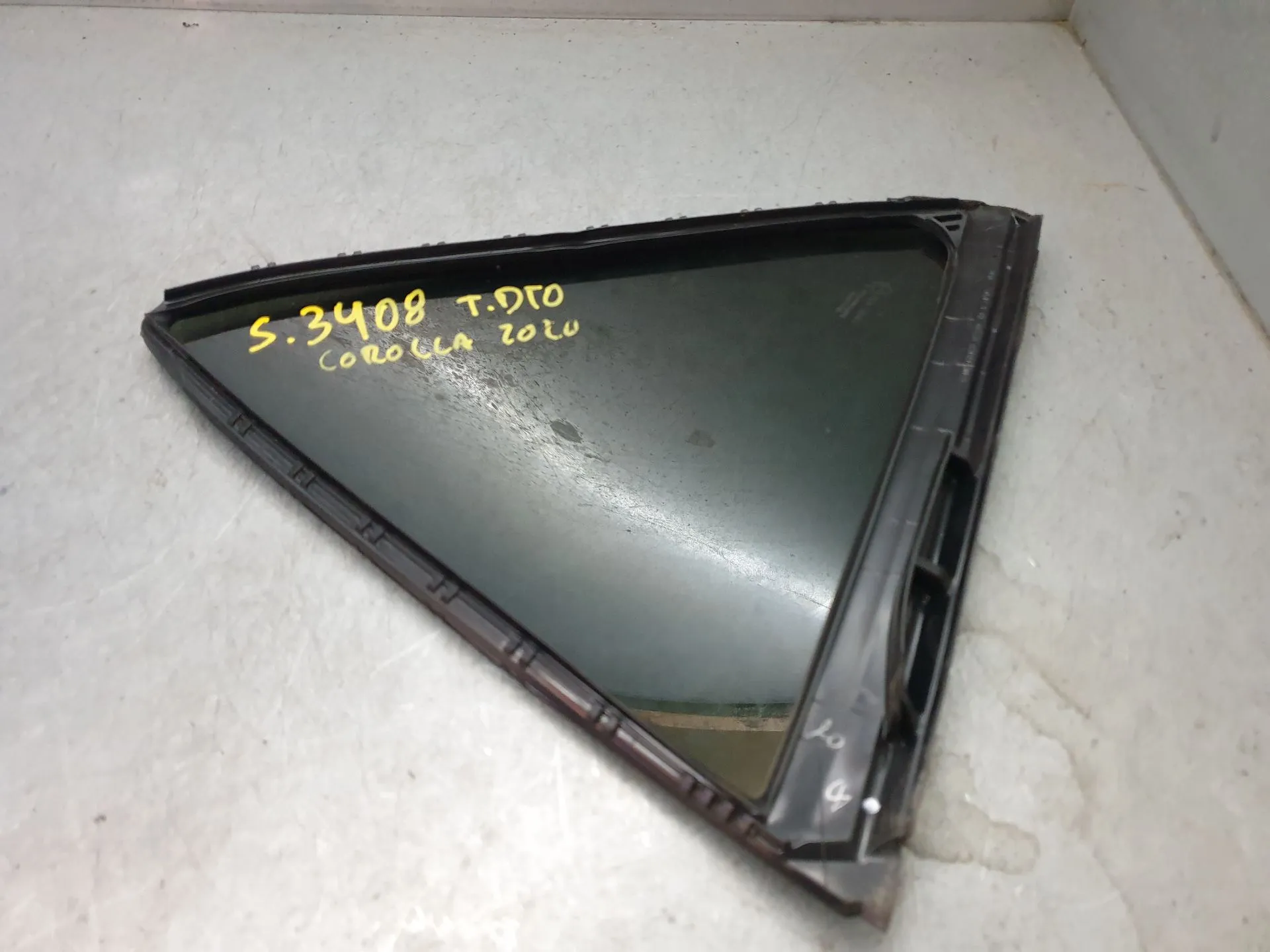 Vitre Arrière Droite Toyota Corolla 10 Phase 2 – 6810302080 – Occasion Grise
