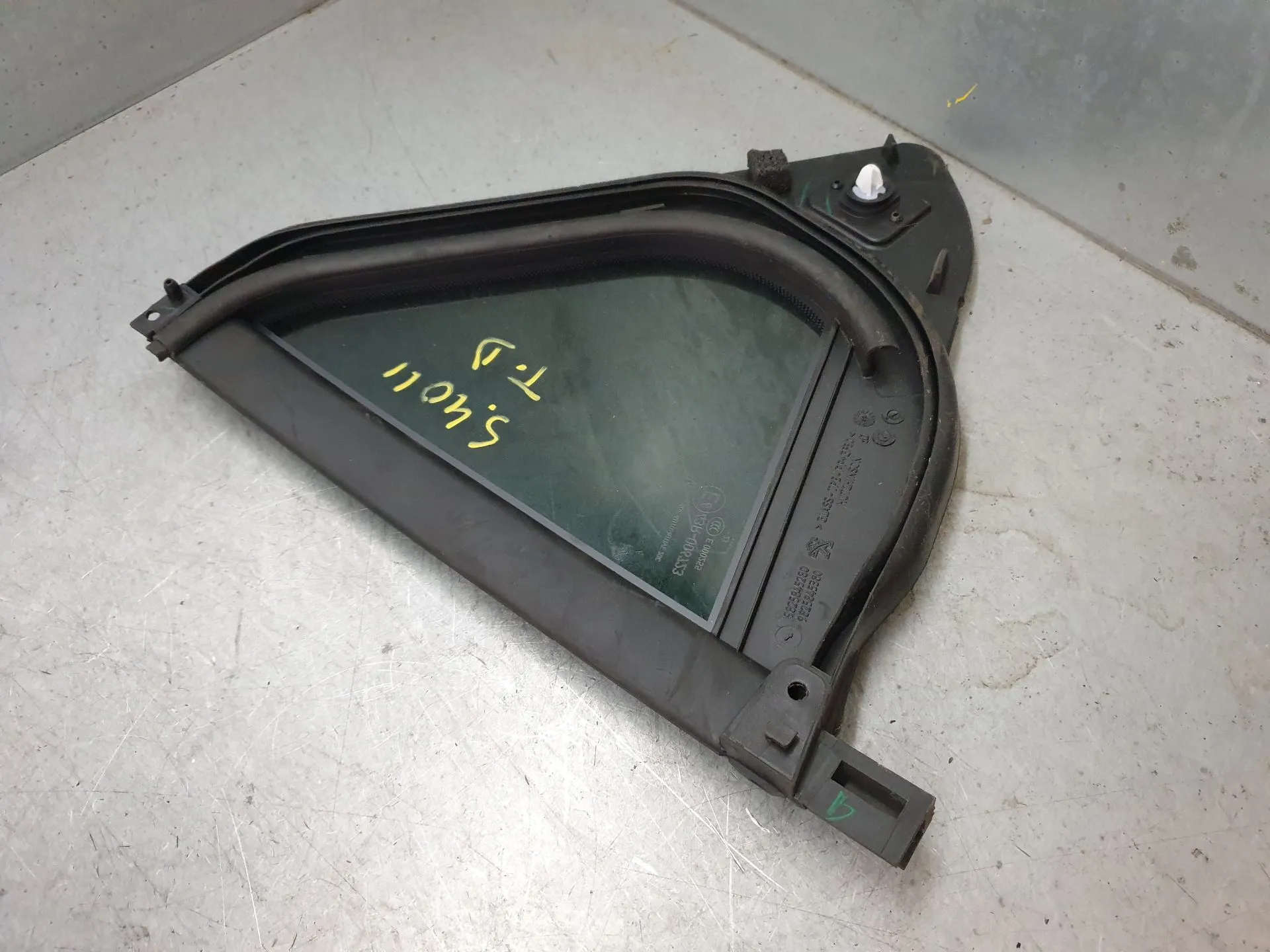 Vidrio triangular puerta Trasero Derecho PEUGEOT 2008 II (U_) Imagem-2
