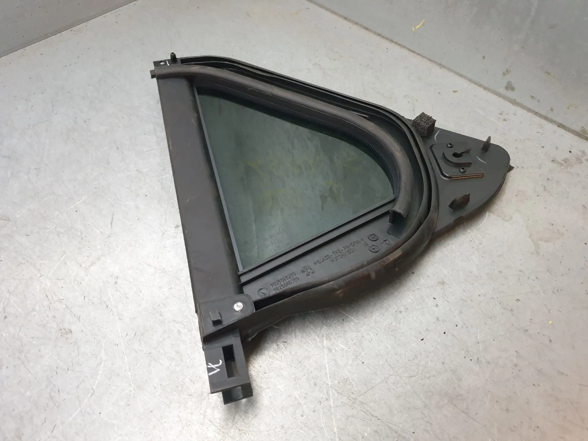 Vetro triangolare porta posteriore destra PEUGEOT 2008 II (U_)