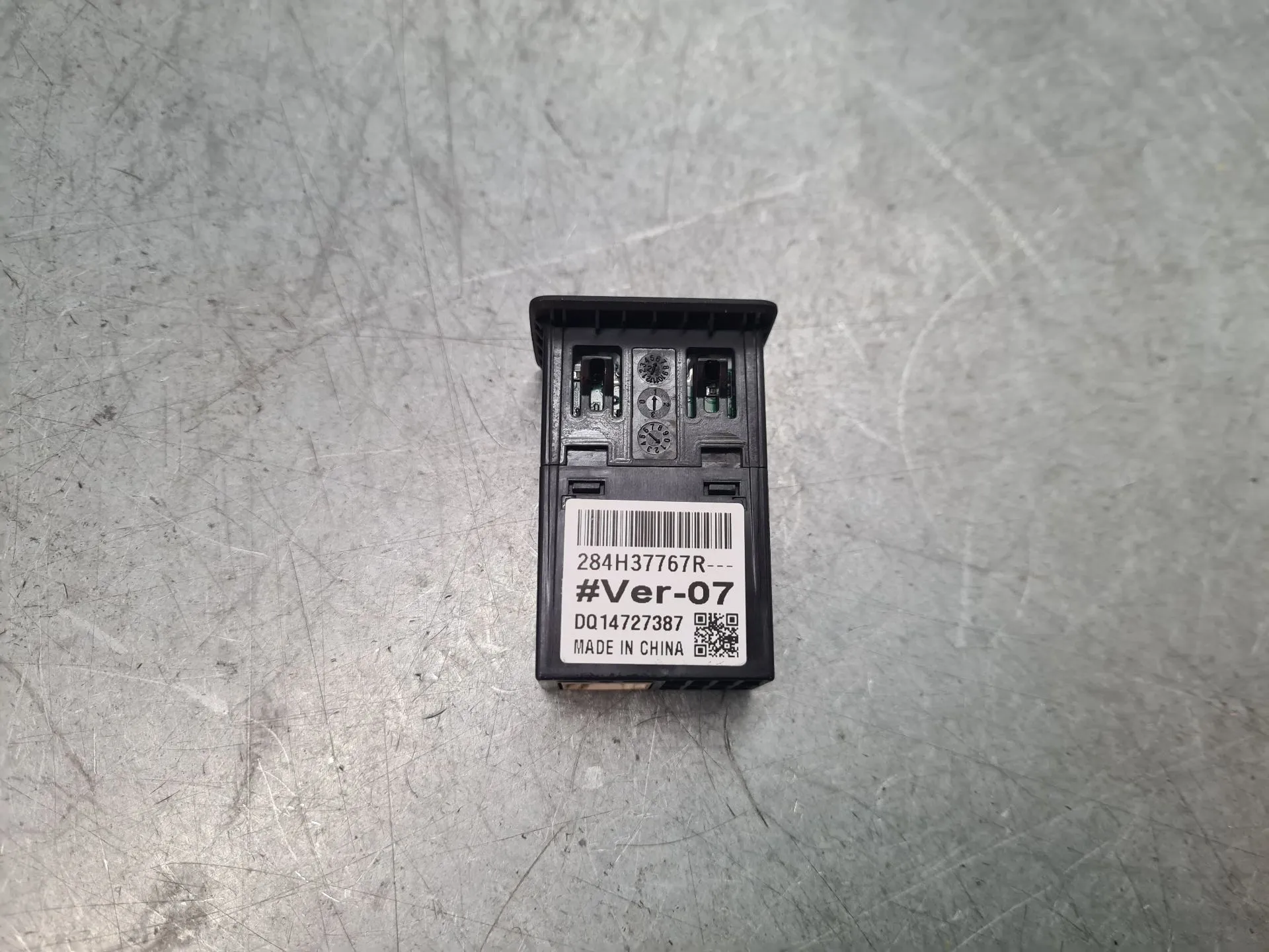 USB / AUX / iPod Socket Connector DACIA Sandero III Imagem-2