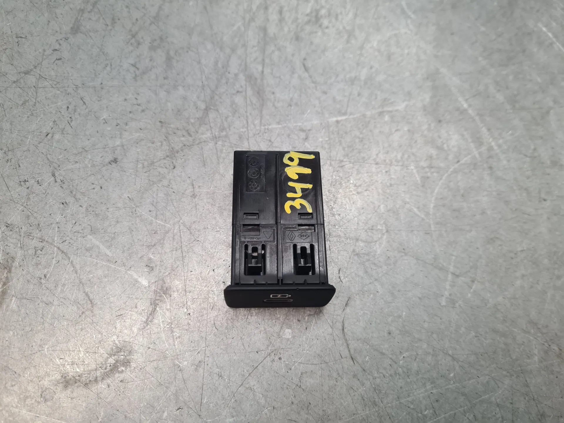 USB / AUX / iPod Socket Connector DACIA Sandero III Imagem-1