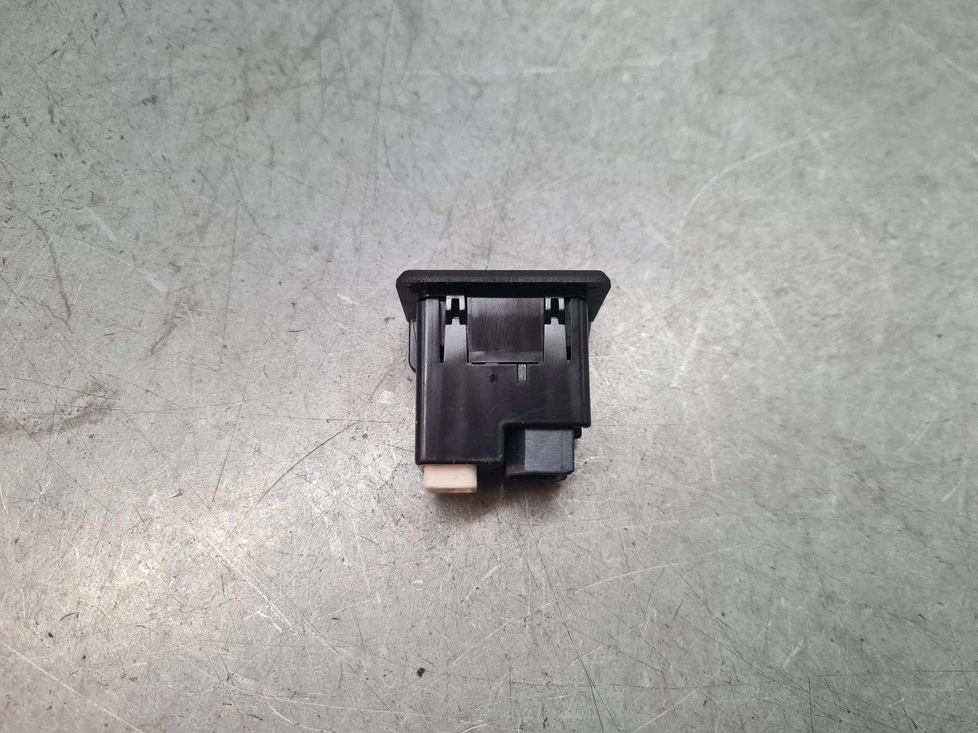 Módulo USB / AUX / IPOD NISSAN X-Trail (T32) Imagem-2