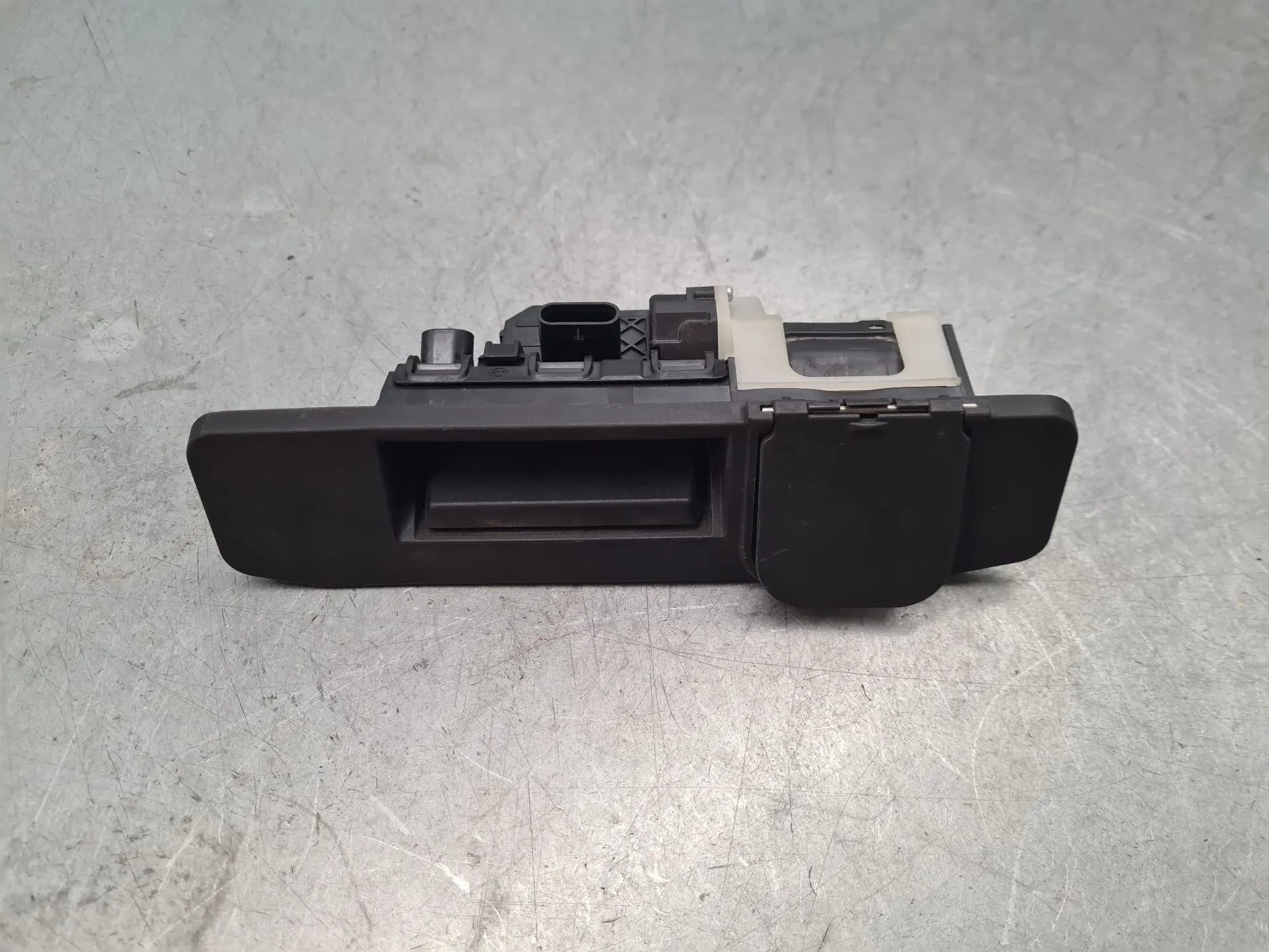 Tailgate handle MERCEDES-BENZ Classe A (W177) Imagem-2