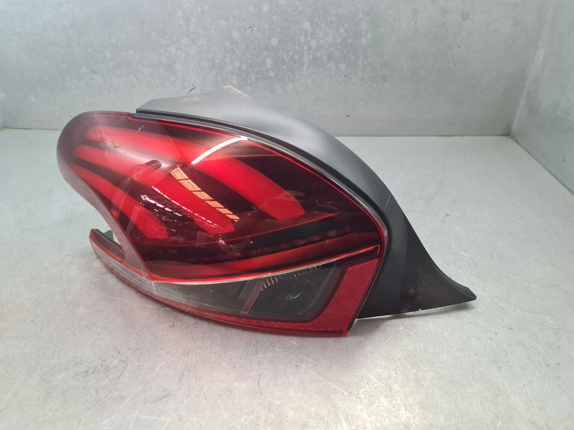 Left Tail light PEUGEOT 208 Imagem-1