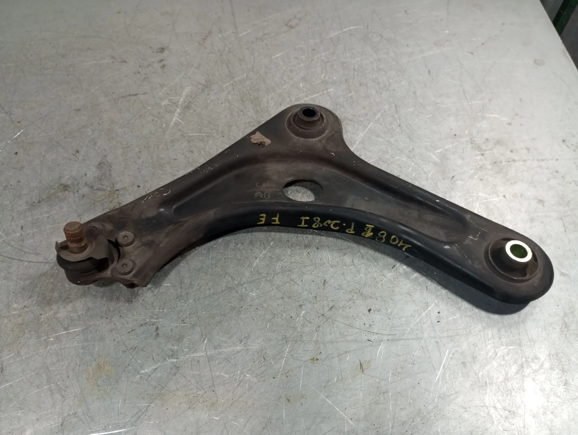 Left front suspension arm PEUGEOT 208 Imagem-1