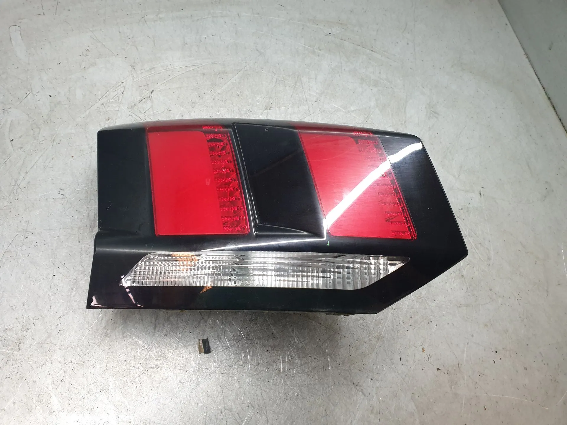 Feu de coffre Gauche PEUGEOT 5008 II (M_) Imagem-1